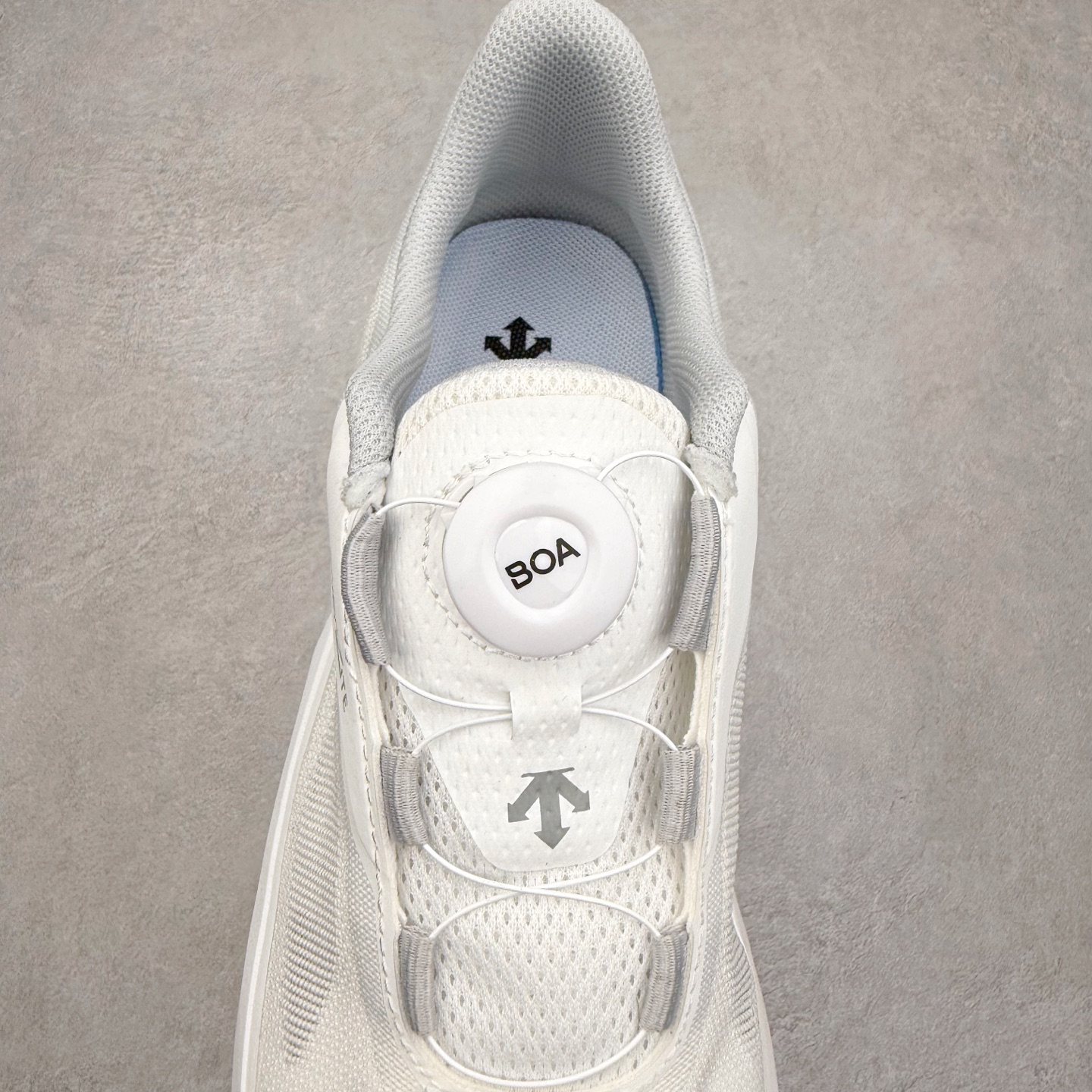 图片[5]-DESCENTE Enerzite 迪桑特舒适百搭织物耐磨回弹低帮跑步鞋 DESCENTE（迪桑特）创立于1935年，品牌名取自法语词汇，意为“滑降”。品牌箭头标识代表滑雪的三种技术“高速直线滑行”、“穿越”和“侧滑”，也寓意品牌在打造高端专业运动产品中不断追求完美的创新精神，致力于成为中国高端专业滑雪、综训、女子、铁人三项、高尔夫的第一品牌。实拍调校N版已经零色差零失真 百分百还原实物色彩所见即所得 不存在货不对板色差等低级问题 选购参考实物拍摄 不混卖不参货 只用心做好货严格选品 承诺混一赔十 尺码：36 36.5 37.5 38 38.5 39 40 40.5 41 42 42.5 43 44 44.5 45-选品中心