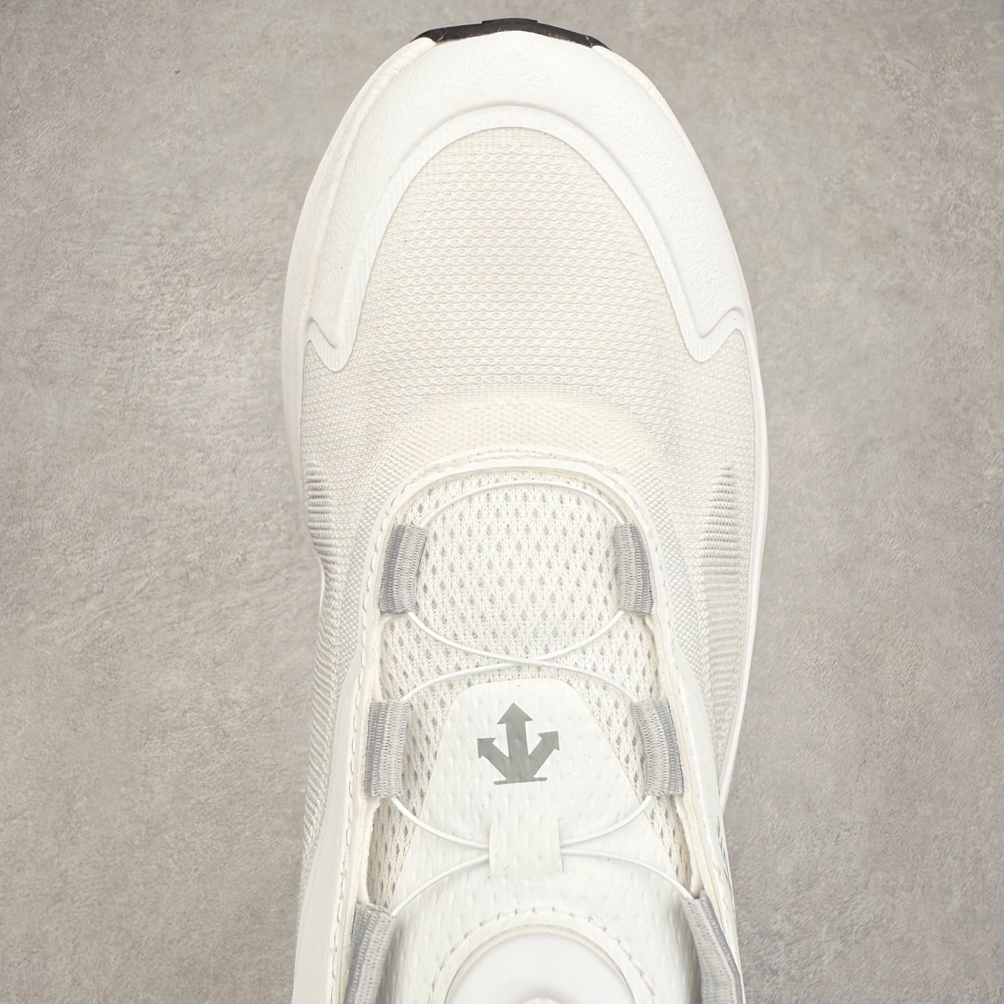 图片[4]-DESCENTE Enerzite 迪桑特舒适百搭织物耐磨回弹低帮跑步鞋 DESCENTE（迪桑特）创立于1935年，品牌名取自法语词汇，意为“滑降”。品牌箭头标识代表滑雪的三种技术“高速直线滑行”、“穿越”和“侧滑”，也寓意品牌在打造高端专业运动产品中不断追求完美的创新精神，致力于成为中国高端专业滑雪、综训、女子、铁人三项、高尔夫的第一品牌。实拍调校N版已经零色差零失真 百分百还原实物色彩所见即所得 不存在货不对板色差等低级问题 选购参考实物拍摄 不混卖不参货 只用心做好货严格选品 承诺混一赔十 尺码：36 36.5 37.5 38 38.5 39 40 40.5 41 42 42.5 43 44 44.5 45-选品中心