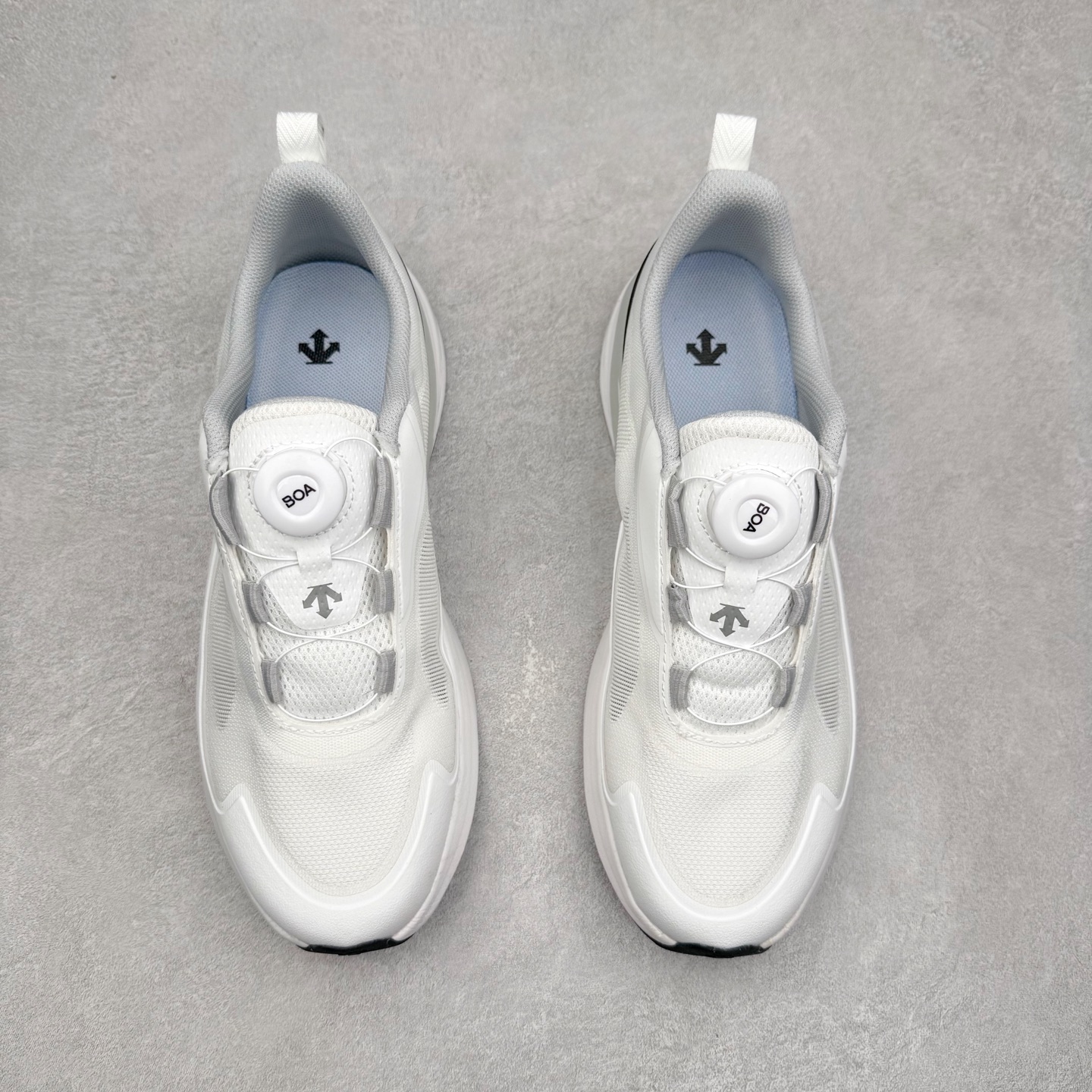 图片[2]-DESCENTE Enerzite 迪桑特舒适百搭织物耐磨回弹低帮跑步鞋 DESCENTE（迪桑特）创立于1935年，品牌名取自法语词汇，意为“滑降”。品牌箭头标识代表滑雪的三种技术“高速直线滑行”、“穿越”和“侧滑”，也寓意品牌在打造高端专业运动产品中不断追求完美的创新精神，致力于成为中国高端专业滑雪、综训、女子、铁人三项、高尔夫的第一品牌。实拍调校N版已经零色差零失真 百分百还原实物色彩所见即所得 不存在货不对板色差等低级问题 选购参考实物拍摄 不混卖不参货 只用心做好货严格选品 承诺混一赔十 尺码：36 36.5 37.5 38 38.5 39 40 40.5 41 42 42.5 43 44 44.5 45-选品中心