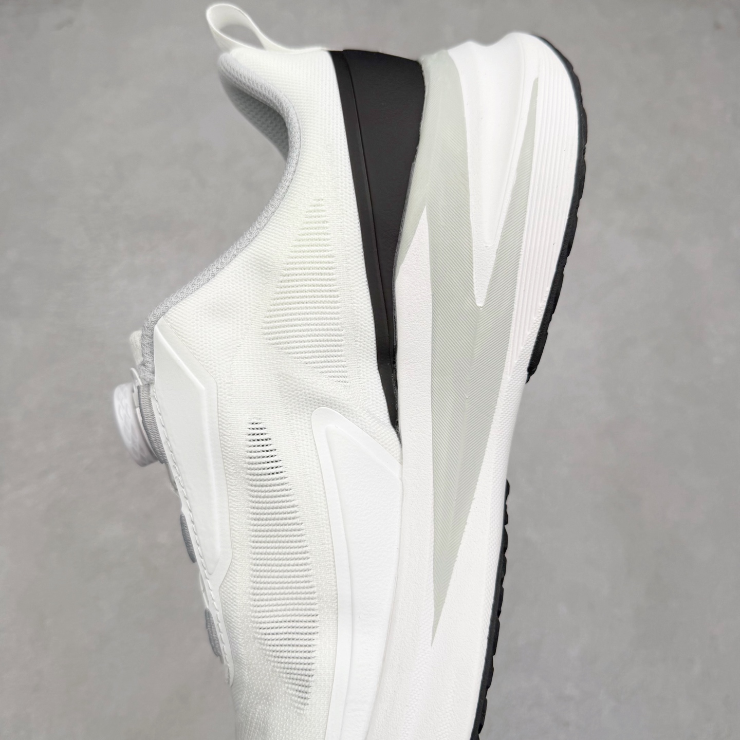 图片[7]-DESCENTE Enerzite 迪桑特舒适百搭织物耐磨回弹低帮跑步鞋 DESCENTE（迪桑特）创立于1935年，品牌名取自法语词汇，意为“滑降”。品牌箭头标识代表滑雪的三种技术“高速直线滑行”、“穿越”和“侧滑”，也寓意品牌在打造高端专业运动产品中不断追求完美的创新精神，致力于成为中国高端专业滑雪、综训、女子、铁人三项、高尔夫的第一品牌。实拍调校N版已经零色差零失真 百分百还原实物色彩所见即所得 不存在货不对板色差等低级问题 选购参考实物拍摄 不混卖不参货 只用心做好货严格选品 承诺混一赔十 尺码：36 36.5 37.5 38 38.5 39 40 40.5 41 42 42.5 43 44 44.5 45-选品中心