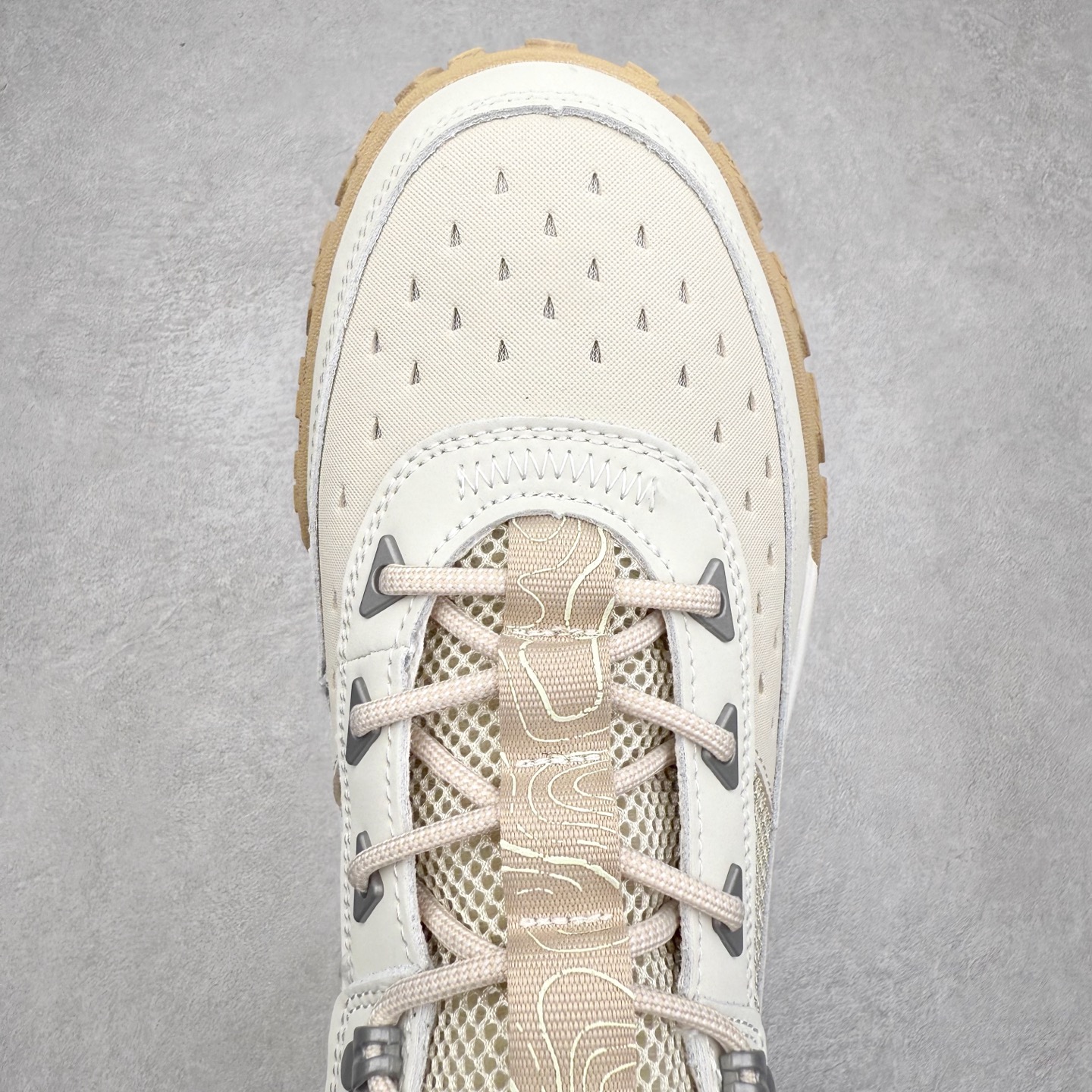 图片[4]-Timberland Greenstride Motion 6 添柏岚防滑耐磨低帮户外功能鞋 简约大方的造型设计，给人以随性休闲的时尚格调，穿着舒适轻便，运动灵活自如，满足日常个性穿搭。Timberland户外品牌最早成立于1918年的美国波士顿，它的成功故事就从第一双防水皮靴Yellow Boots开始。这双具备完全防水机能的靴子瞬间广受好评，他那独创又不失古典的款式，以及大胆使用黄色的崭新风格，吸引了广大消费者的目光。现今仍不改其原有风貌的这双黄靴，就是火遍全球的“大黄靴”。Timberland的高端工艺、实穿耐用等特点让他拥有绝对鞋界地位。尺码：40 41 41.5 42 43 43.5 44 44.5 45 45.5 46-选品中心