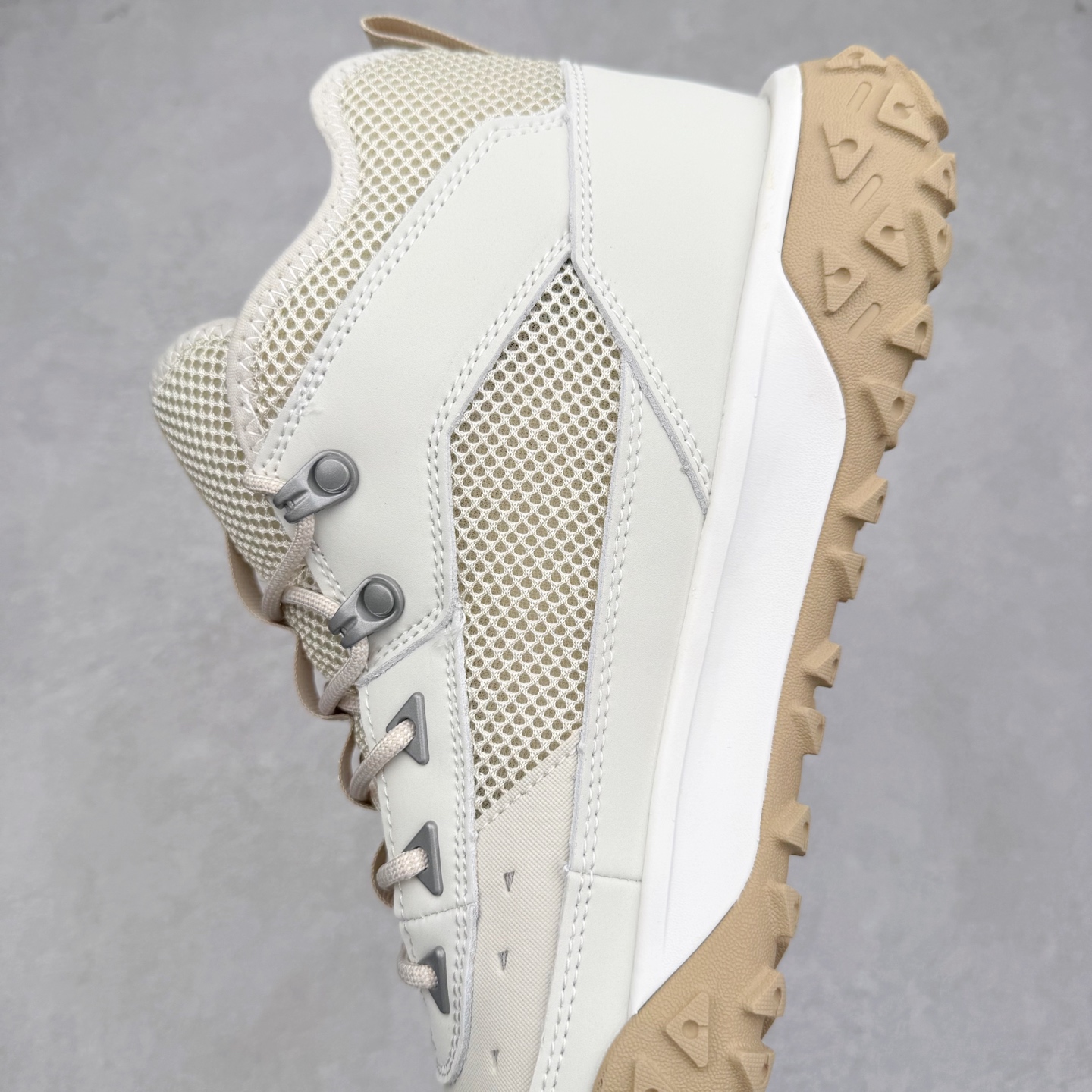 图片[7]-Timberland Greenstride Motion 6 添柏岚防滑耐磨低帮户外功能鞋 简约大方的造型设计，给人以随性休闲的时尚格调，穿着舒适轻便，运动灵活自如，满足日常个性穿搭。Timberland户外品牌最早成立于1918年的美国波士顿，它的成功故事就从第一双防水皮靴Yellow Boots开始。这双具备完全防水机能的靴子瞬间广受好评，他那独创又不失古典的款式，以及大胆使用黄色的崭新风格，吸引了广大消费者的目光。现今仍不改其原有风貌的这双黄靴，就是火遍全球的“大黄靴”。Timberland的高端工艺、实穿耐用等特点让他拥有绝对鞋界地位。尺码：40 41 41.5 42 43 43.5 44 44.5 45 45.5 46-选品中心