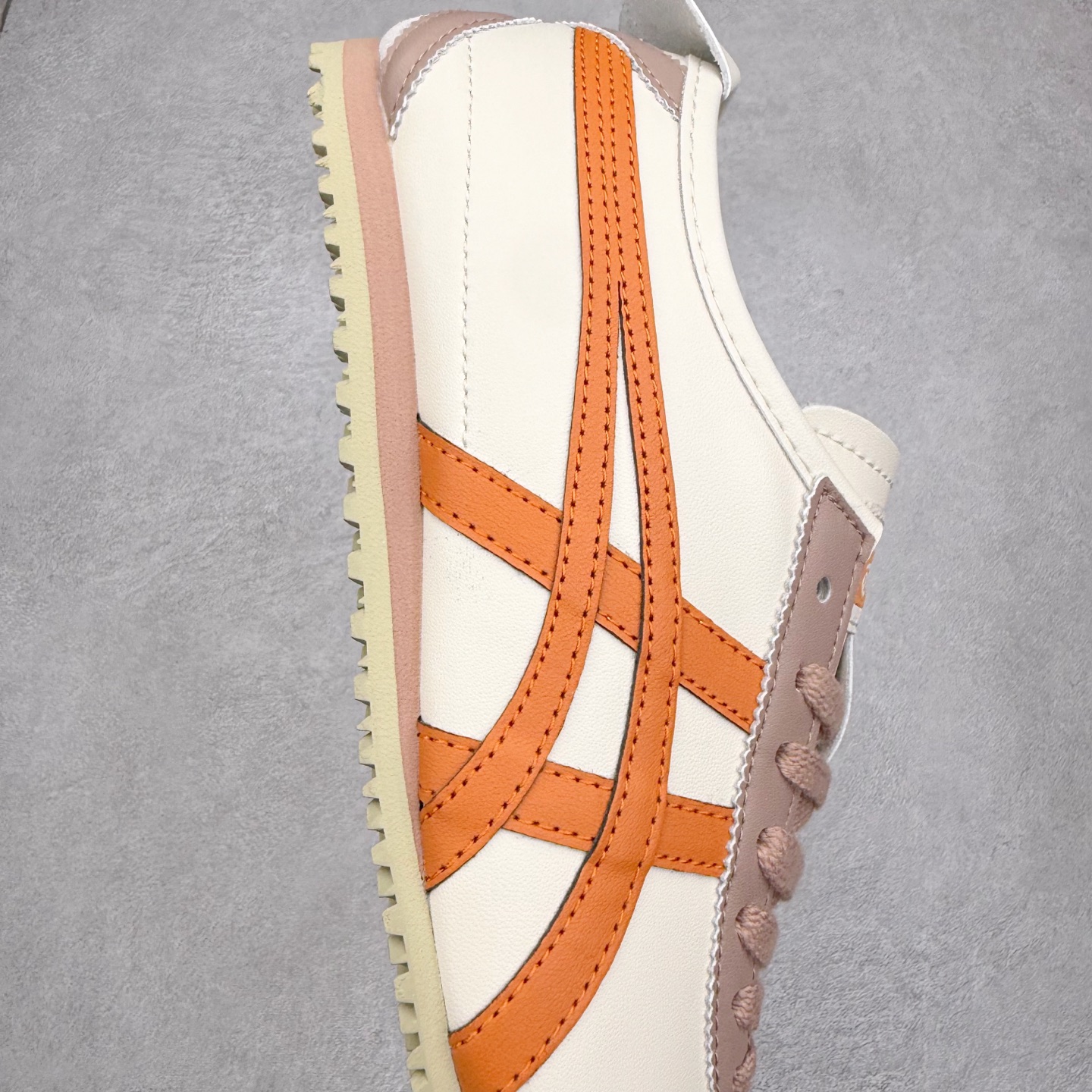 图片[6]-＃C版 Asics Onitsuka Tiger MEXICO 66 亚瑟士鬼冢虎复古经典板鞋 市场王者选手 海外订单工厂出品 长期生产补货永不断码 超成熟稳定的做工品控 原装全套纸板楦头开发 原汁原味 完美呈现版型 私模正确鞋底咬花纹路 一比一鞋头弧度高度鞋身弧度 绝不口嗨 细节品控鞋型随意秒杀市面 原档咬花纹路私模大底 一个单元有六个三角形 总体形拼接呈现花瓣状 官方四联吊牌 原装Ortholite轻量化鞋垫 原盒原配 质保卡 说明书 钢印防尘纸 纸板中底带钢印 乳胶组合鞋垫 支持全方位的对比专柜 产品从款式颜色造型上体现出追求舒适和细节的完美 鞋类更是推崇手工制作的严谨与完美 融舒适性与可穿性的设计风格 注重细节的完美和别致魅力 既保持稳重 又不失轻松的时尚感 尺码：36 37 37.5 38 39 39.5 40 40.5 41.5 42 42.5 43.5 44 45-选品中心