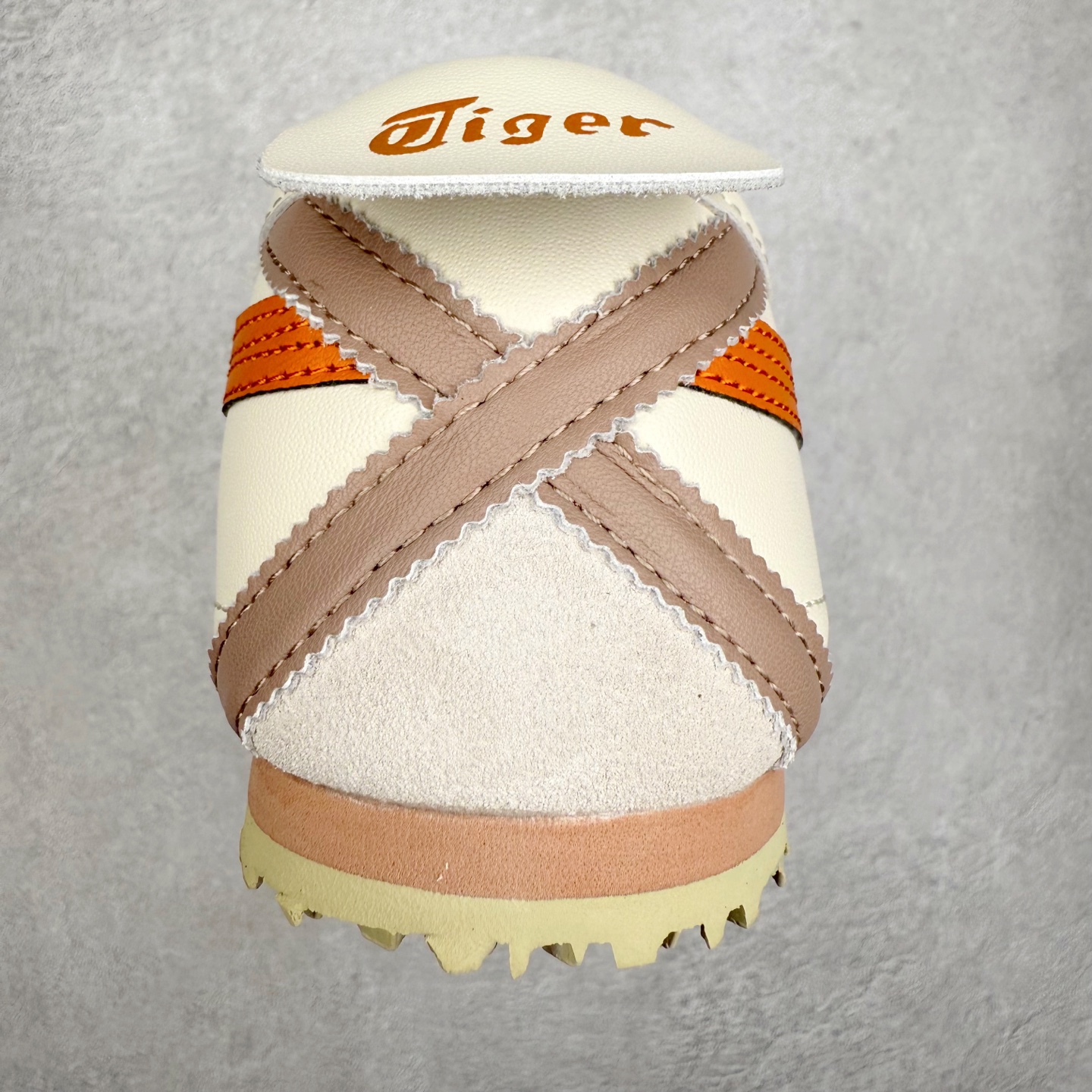 图片[8]-＃C版 Asics Onitsuka Tiger MEXICO 66 亚瑟士鬼冢虎复古经典板鞋 市场王者选手 海外订单工厂出品 长期生产补货永不断码 超成熟稳定的做工品控 原装全套纸板楦头开发 原汁原味 完美呈现版型 私模正确鞋底咬花纹路 一比一鞋头弧度高度鞋身弧度 绝不口嗨 细节品控鞋型随意秒杀市面 原档咬花纹路私模大底 一个单元有六个三角形 总体形拼接呈现花瓣状 官方四联吊牌 原装Ortholite轻量化鞋垫 原盒原配 质保卡 说明书 钢印防尘纸 纸板中底带钢印 乳胶组合鞋垫 支持全方位的对比专柜 产品从款式颜色造型上体现出追求舒适和细节的完美 鞋类更是推崇手工制作的严谨与完美 融舒适性与可穿性的设计风格 注重细节的完美和别致魅力 既保持稳重 又不失轻松的时尚感 尺码：36 37 37.5 38 39 39.5 40 40.5 41.5 42 42.5 43.5 44 45-选品中心