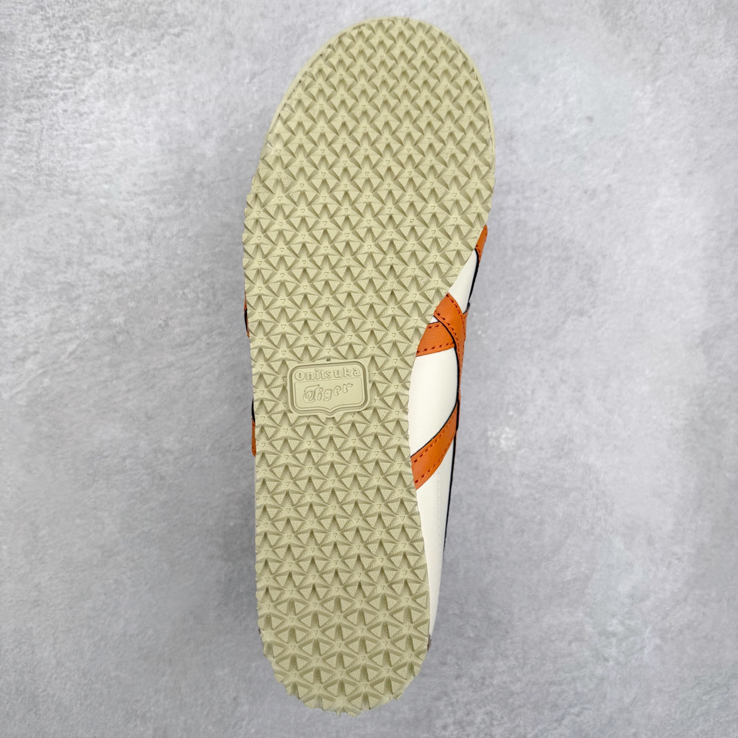 图片[9]-＃C版 Asics Onitsuka Tiger MEXICO 66 亚瑟士鬼冢虎复古经典板鞋 市场王者选手 海外订单工厂出品 长期生产补货永不断码 超成熟稳定的做工品控 原装全套纸板楦头开发 原汁原味 完美呈现版型 私模正确鞋底咬花纹路 一比一鞋头弧度高度鞋身弧度 绝不口嗨 细节品控鞋型随意秒杀市面 原档咬花纹路私模大底 一个单元有六个三角形 总体形拼接呈现花瓣状 官方四联吊牌 原装Ortholite轻量化鞋垫 原盒原配 质保卡 说明书 钢印防尘纸 纸板中底带钢印 乳胶组合鞋垫 支持全方位的对比专柜 产品从款式颜色造型上体现出追求舒适和细节的完美 鞋类更是推崇手工制作的严谨与完美 融舒适性与可穿性的设计风格 注重细节的完美和别致魅力 既保持稳重 又不失轻松的时尚感 尺码：36 37 37.5 38 39 39.5 40 40.5 41.5 42 42.5 43.5 44 45-选品中心