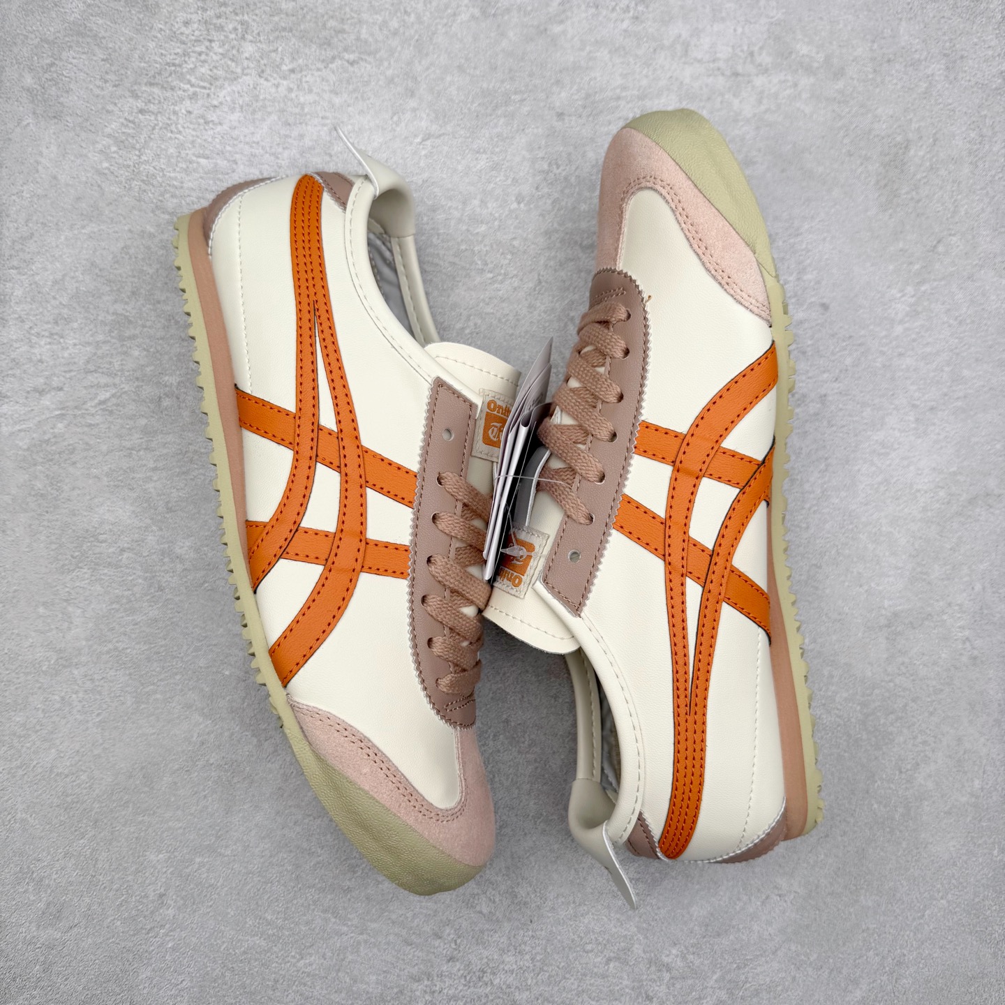 图片[3]-＃C版 Asics Onitsuka Tiger MEXICO 66 亚瑟士鬼冢虎复古经典板鞋 市场王者选手 海外订单工厂出品 长期生产补货永不断码 超成熟稳定的做工品控 原装全套纸板楦头开发 原汁原味 完美呈现版型 私模正确鞋底咬花纹路 一比一鞋头弧度高度鞋身弧度 绝不口嗨 细节品控鞋型随意秒杀市面 原档咬花纹路私模大底 一个单元有六个三角形 总体形拼接呈现花瓣状 官方四联吊牌 原装Ortholite轻量化鞋垫 原盒原配 质保卡 说明书 钢印防尘纸 纸板中底带钢印 乳胶组合鞋垫 支持全方位的对比专柜 产品从款式颜色造型上体现出追求舒适和细节的完美 鞋类更是推崇手工制作的严谨与完美 融舒适性与可穿性的设计风格 注重细节的完美和别致魅力 既保持稳重 又不失轻松的时尚感 尺码：36 37 37.5 38 39 39.5 40 40.5 41.5 42 42.5 43.5 44 45-选品中心