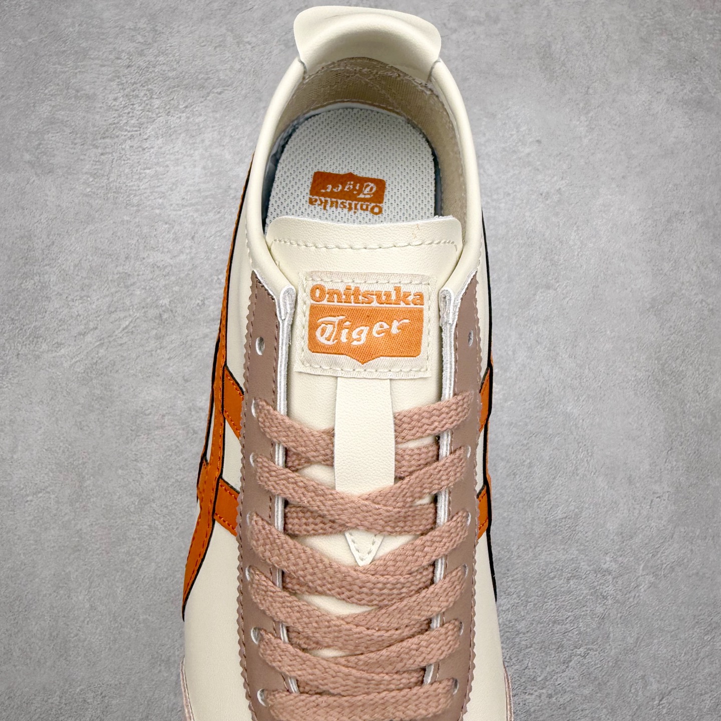 图片[5]-＃C版 Asics Onitsuka Tiger MEXICO 66 亚瑟士鬼冢虎复古经典板鞋 市场王者选手 海外订单工厂出品 长期生产补货永不断码 超成熟稳定的做工品控 原装全套纸板楦头开发 原汁原味 完美呈现版型 私模正确鞋底咬花纹路 一比一鞋头弧度高度鞋身弧度 绝不口嗨 细节品控鞋型随意秒杀市面 原档咬花纹路私模大底 一个单元有六个三角形 总体形拼接呈现花瓣状 官方四联吊牌 原装Ortholite轻量化鞋垫 原盒原配 质保卡 说明书 钢印防尘纸 纸板中底带钢印 乳胶组合鞋垫 支持全方位的对比专柜 产品从款式颜色造型上体现出追求舒适和细节的完美 鞋类更是推崇手工制作的严谨与完美 融舒适性与可穿性的设计风格 注重细节的完美和别致魅力 既保持稳重 又不失轻松的时尚感 尺码：36 37 37.5 38 39 39.5 40 40.5 41.5 42 42.5 43.5 44 45-选品中心