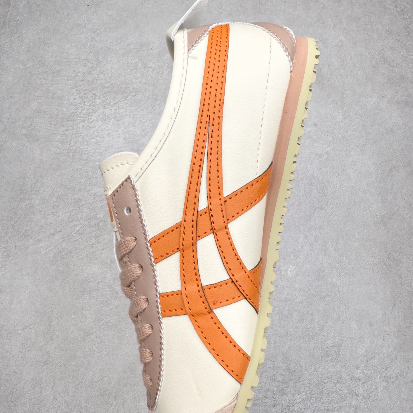 图片[7]-＃C版 Asics Onitsuka Tiger MEXICO 66 亚瑟士鬼冢虎复古经典板鞋 市场王者选手 海外订单工厂出品 长期生产补货永不断码 超成熟稳定的做工品控 原装全套纸板楦头开发 原汁原味 完美呈现版型 私模正确鞋底咬花纹路 一比一鞋头弧度高度鞋身弧度 绝不口嗨 细节品控鞋型随意秒杀市面 原档咬花纹路私模大底 一个单元有六个三角形 总体形拼接呈现花瓣状 官方四联吊牌 原装Ortholite轻量化鞋垫 原盒原配 质保卡 说明书 钢印防尘纸 纸板中底带钢印 乳胶组合鞋垫 支持全方位的对比专柜 产品从款式颜色造型上体现出追求舒适和细节的完美 鞋类更是推崇手工制作的严谨与完美 融舒适性与可穿性的设计风格 注重细节的完美和别致魅力 既保持稳重 又不失轻松的时尚感 尺码：36 37 37.5 38 39 39.5 40 40.5 41.5 42 42.5 43.5 44 45-选品中心