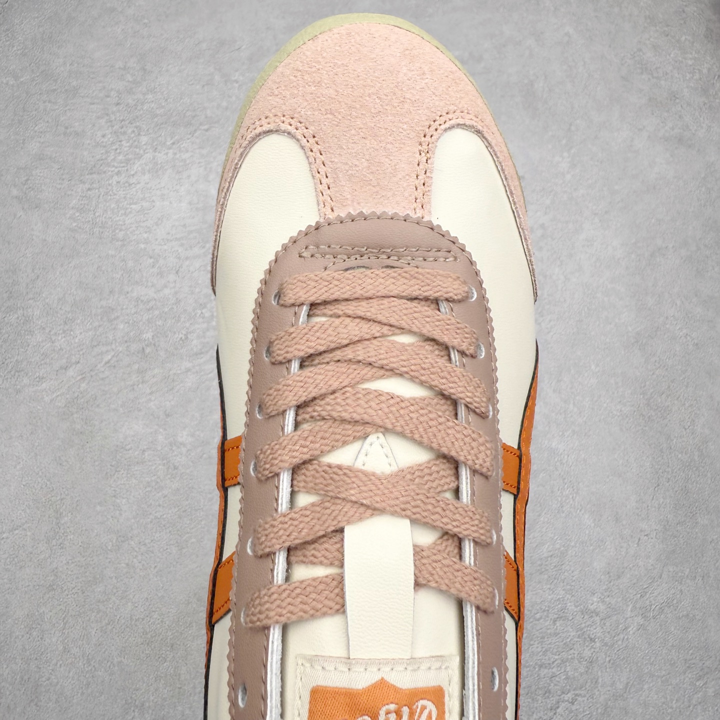 图片[4]-＃C版 Asics Onitsuka Tiger MEXICO 66 亚瑟士鬼冢虎复古经典板鞋 市场王者选手 海外订单工厂出品 长期生产补货永不断码 超成熟稳定的做工品控 原装全套纸板楦头开发 原汁原味 完美呈现版型 私模正确鞋底咬花纹路 一比一鞋头弧度高度鞋身弧度 绝不口嗨 细节品控鞋型随意秒杀市面 原档咬花纹路私模大底 一个单元有六个三角形 总体形拼接呈现花瓣状 官方四联吊牌 原装Ortholite轻量化鞋垫 原盒原配 质保卡 说明书 钢印防尘纸 纸板中底带钢印 乳胶组合鞋垫 支持全方位的对比专柜 产品从款式颜色造型上体现出追求舒适和细节的完美 鞋类更是推崇手工制作的严谨与完美 融舒适性与可穿性的设计风格 注重细节的完美和别致魅力 既保持稳重 又不失轻松的时尚感 尺码：36 37 37.5 38 39 39.5 40 40.5 41.5 42 42.5 43.5 44 45-选品中心