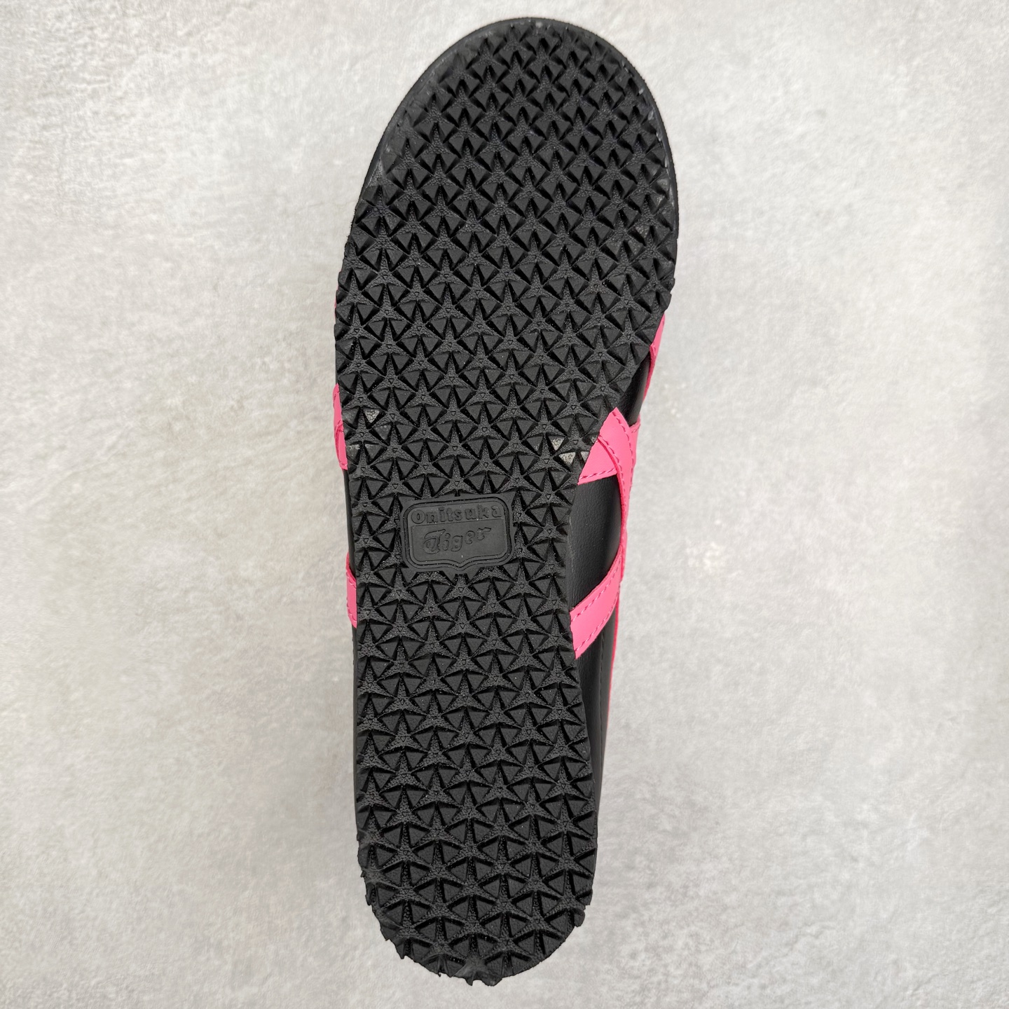 图片[9]-＃C版 Asics Onitsuka Tiger MEXICO 66 亚瑟士鬼冢虎复古经典板鞋 市场王者选手 海外订单工厂出品 长期生产补货永不断码 超成熟稳定的做工品控 原装全套纸板楦头开发 原汁原味 完美呈现版型 私模正确鞋底咬花纹路 一比一鞋头弧度高度鞋身弧度 绝不口嗨 细节品控鞋型随意秒杀市面 原档咬花纹路私模大底 一个单元有六个三角形 总体形拼接呈现花瓣状 官方四联吊牌 原装Ortholite轻量化鞋垫 原盒原配 质保卡 说明书 钢印防尘纸 纸板中底带钢印 乳胶组合鞋垫 支持全方位的对比专柜 产品从款式颜色造型上体现出追求舒适和细节的完美 鞋类更是推崇手工制作的严谨与完美 融舒适性与可穿性的设计风格 注重细节的完美和别致魅力 既保持稳重 又不失轻松的时尚感 尺码：36 37 37.5 38 39 39.5 40 40.5 41.5 42 42.5 43.5 44 45-选品中心