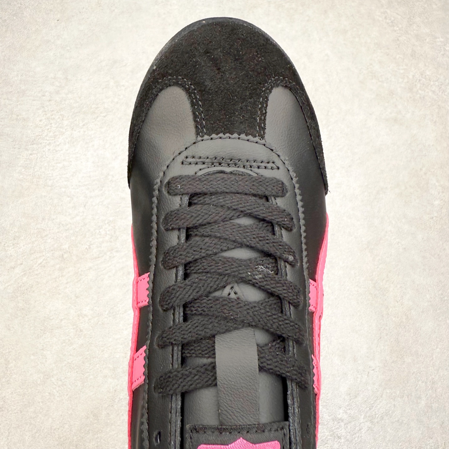 图片[4]-＃C版 Asics Onitsuka Tiger MEXICO 66 亚瑟士鬼冢虎复古经典板鞋 市场王者选手 海外订单工厂出品 长期生产补货永不断码 超成熟稳定的做工品控 原装全套纸板楦头开发 原汁原味 完美呈现版型 私模正确鞋底咬花纹路 一比一鞋头弧度高度鞋身弧度 绝不口嗨 细节品控鞋型随意秒杀市面 原档咬花纹路私模大底 一个单元有六个三角形 总体形拼接呈现花瓣状 官方四联吊牌 原装Ortholite轻量化鞋垫 原盒原配 质保卡 说明书 钢印防尘纸 纸板中底带钢印 乳胶组合鞋垫 支持全方位的对比专柜 产品从款式颜色造型上体现出追求舒适和细节的完美 鞋类更是推崇手工制作的严谨与完美 融舒适性与可穿性的设计风格 注重细节的完美和别致魅力 既保持稳重 又不失轻松的时尚感 尺码：36 37 37.5 38 39 39.5 40 40.5 41.5 42 42.5 43.5 44 45-选品中心