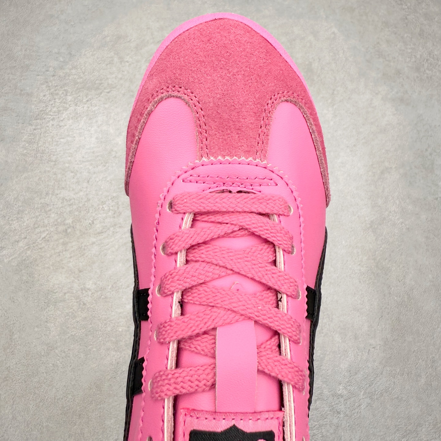 图片[4]-＃C版 Asics Onitsuka Tiger MEXICO 66 亚瑟士鬼冢虎复古经典板鞋 市场王者选手 海外订单工厂出品 长期生产补货永不断码 超成熟稳定的做工品控 原装全套纸板楦头开发 原汁原味 完美呈现版型 私模正确鞋底咬花纹路 一比一鞋头弧度高度鞋身弧度 绝不口嗨 细节品控鞋型随意秒杀市面 原档咬花纹路私模大底 一个单元有六个三角形 总体形拼接呈现花瓣状 官方四联吊牌 原装Ortholite轻量化鞋垫 原盒原配 质保卡 说明书 钢印防尘纸 纸板中底带钢印 乳胶组合鞋垫 支持全方位的对比专柜 产品从款式颜色造型上体现出追求舒适和细节的完美 鞋类更是推崇手工制作的严谨与完美 融舒适性与可穿性的设计风格 注重细节的完美和别致魅力 既保持稳重 又不失轻松的时尚感 尺码：36 37 37.5 38 39 39.5 40 40.5 41.5 42 42.5 43.5 44 45-选品中心