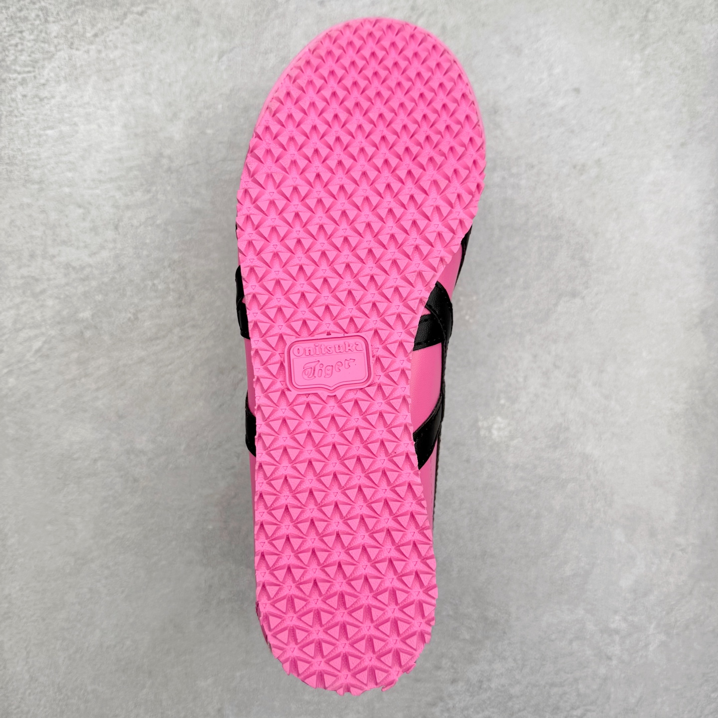 图片[9]-＃C版 Asics Onitsuka Tiger MEXICO 66 亚瑟士鬼冢虎复古经典板鞋 市场王者选手 海外订单工厂出品 长期生产补货永不断码 超成熟稳定的做工品控 原装全套纸板楦头开发 原汁原味 完美呈现版型 私模正确鞋底咬花纹路 一比一鞋头弧度高度鞋身弧度 绝不口嗨 细节品控鞋型随意秒杀市面 原档咬花纹路私模大底 一个单元有六个三角形 总体形拼接呈现花瓣状 官方四联吊牌 原装Ortholite轻量化鞋垫 原盒原配 质保卡 说明书 钢印防尘纸 纸板中底带钢印 乳胶组合鞋垫 支持全方位的对比专柜 产品从款式颜色造型上体现出追求舒适和细节的完美 鞋类更是推崇手工制作的严谨与完美 融舒适性与可穿性的设计风格 注重细节的完美和别致魅力 既保持稳重 又不失轻松的时尚感 尺码：36 37 37.5 38 39 39.5 40 40.5 41.5 42 42.5 43.5 44 45-选品中心