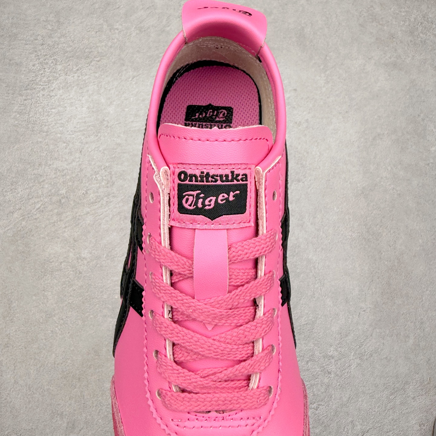 图片[5]-＃C版 Asics Onitsuka Tiger MEXICO 66 亚瑟士鬼冢虎复古经典板鞋 市场王者选手 海外订单工厂出品 长期生产补货永不断码 超成熟稳定的做工品控 原装全套纸板楦头开发 原汁原味 完美呈现版型 私模正确鞋底咬花纹路 一比一鞋头弧度高度鞋身弧度 绝不口嗨 细节品控鞋型随意秒杀市面 原档咬花纹路私模大底 一个单元有六个三角形 总体形拼接呈现花瓣状 官方四联吊牌 原装Ortholite轻量化鞋垫 原盒原配 质保卡 说明书 钢印防尘纸 纸板中底带钢印 乳胶组合鞋垫 支持全方位的对比专柜 产品从款式颜色造型上体现出追求舒适和细节的完美 鞋类更是推崇手工制作的严谨与完美 融舒适性与可穿性的设计风格 注重细节的完美和别致魅力 既保持稳重 又不失轻松的时尚感 尺码：36 37 37.5 38 39 39.5 40 40.5 41.5 42 42.5 43.5 44 45-选品中心