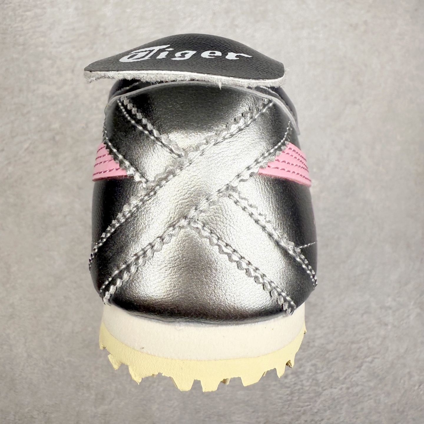 图片[8]-＃C版 Asics Onitsuka Tiger MEXICO 66 亚瑟士鬼冢虎复古经典板鞋 市场王者选手 海外订单工厂出品 长期生产补货永不断码 超成熟稳定的做工品控 原装全套纸板楦头开发 原汁原味 完美呈现版型 私模正确鞋底咬花纹路 一比一鞋头弧度高度鞋身弧度 绝不口嗨 细节品控鞋型随意秒杀市面 原档咬花纹路私模大底 一个单元有六个三角形 总体形拼接呈现花瓣状 官方四联吊牌 原装Ortholite轻量化鞋垫 原盒原配 质保卡 说明书 钢印防尘纸 纸板中底带钢印 乳胶组合鞋垫 支持全方位的对比专柜 产品从款式颜色造型上体现出追求舒适和细节的完美 鞋类更是推崇手工制作的严谨与完美 融舒适性与可穿性的设计风格 注重细节的完美和别致魅力 既保持稳重 又不失轻松的时尚感 尺码：36 37 37.5 38 39 39.5 40 40.5 41.5 42 42.5 43.5 44 45-选品中心