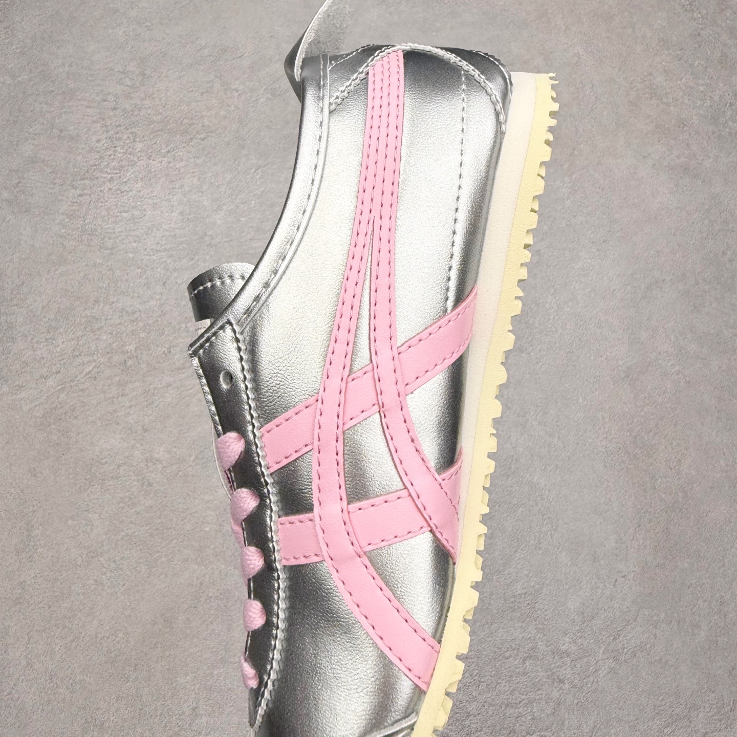 图片[7]-＃C版 Asics Onitsuka Tiger MEXICO 66 亚瑟士鬼冢虎复古经典板鞋 市场王者选手 海外订单工厂出品 长期生产补货永不断码 超成熟稳定的做工品控 原装全套纸板楦头开发 原汁原味 完美呈现版型 私模正确鞋底咬花纹路 一比一鞋头弧度高度鞋身弧度 绝不口嗨 细节品控鞋型随意秒杀市面 原档咬花纹路私模大底 一个单元有六个三角形 总体形拼接呈现花瓣状 官方四联吊牌 原装Ortholite轻量化鞋垫 原盒原配 质保卡 说明书 钢印防尘纸 纸板中底带钢印 乳胶组合鞋垫 支持全方位的对比专柜 产品从款式颜色造型上体现出追求舒适和细节的完美 鞋类更是推崇手工制作的严谨与完美 融舒适性与可穿性的设计风格 注重细节的完美和别致魅力 既保持稳重 又不失轻松的时尚感 尺码：36 37 37.5 38 39 39.5 40 40.5 41.5 42 42.5 43.5 44 45-选品中心