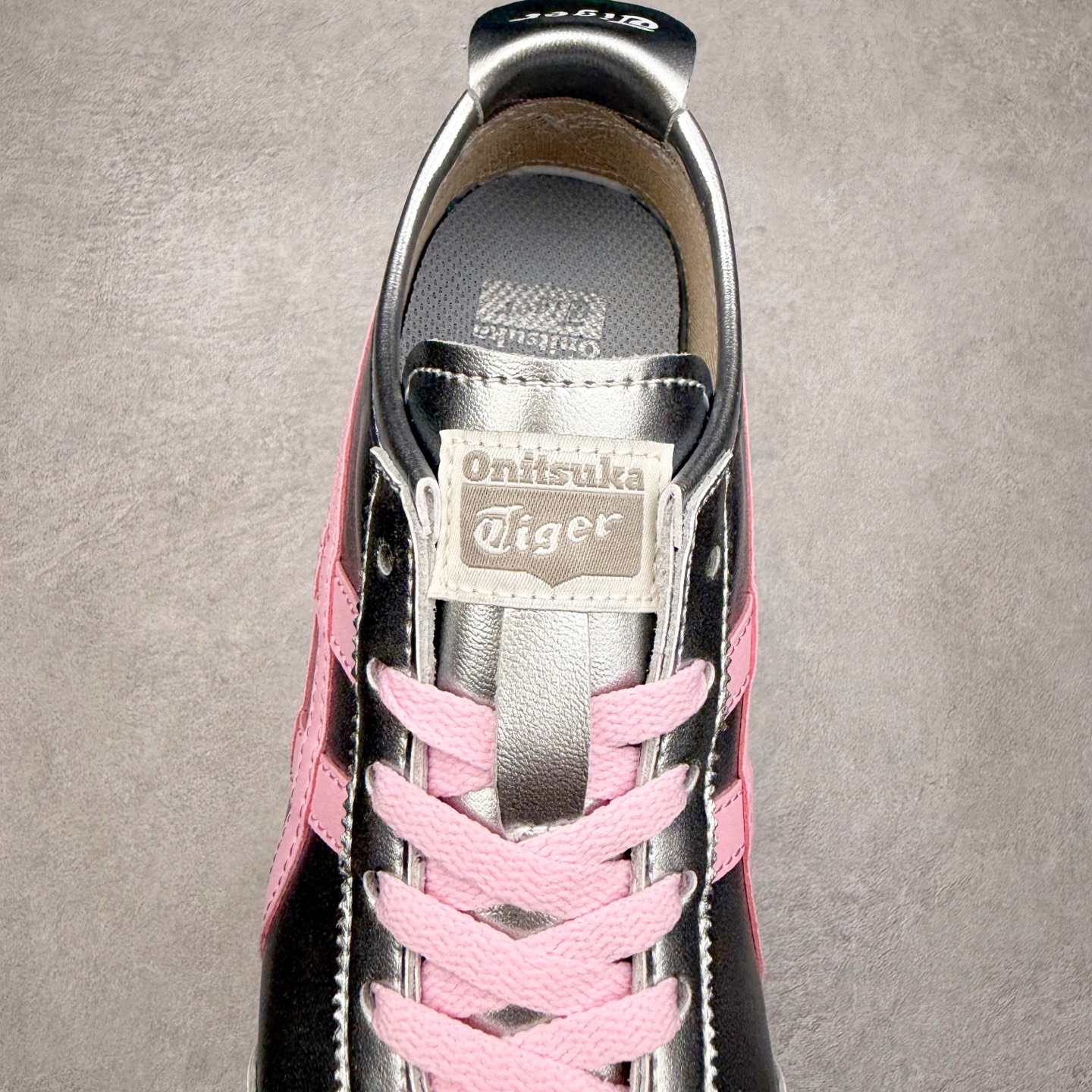 图片[5]-＃C版 Asics Onitsuka Tiger MEXICO 66 亚瑟士鬼冢虎复古经典板鞋 市场王者选手 海外订单工厂出品 长期生产补货永不断码 超成熟稳定的做工品控 原装全套纸板楦头开发 原汁原味 完美呈现版型 私模正确鞋底咬花纹路 一比一鞋头弧度高度鞋身弧度 绝不口嗨 细节品控鞋型随意秒杀市面 原档咬花纹路私模大底 一个单元有六个三角形 总体形拼接呈现花瓣状 官方四联吊牌 原装Ortholite轻量化鞋垫 原盒原配 质保卡 说明书 钢印防尘纸 纸板中底带钢印 乳胶组合鞋垫 支持全方位的对比专柜 产品从款式颜色造型上体现出追求舒适和细节的完美 鞋类更是推崇手工制作的严谨与完美 融舒适性与可穿性的设计风格 注重细节的完美和别致魅力 既保持稳重 又不失轻松的时尚感 尺码：36 37 37.5 38 39 39.5 40 40.5 41.5 42 42.5 43.5 44 45-选品中心