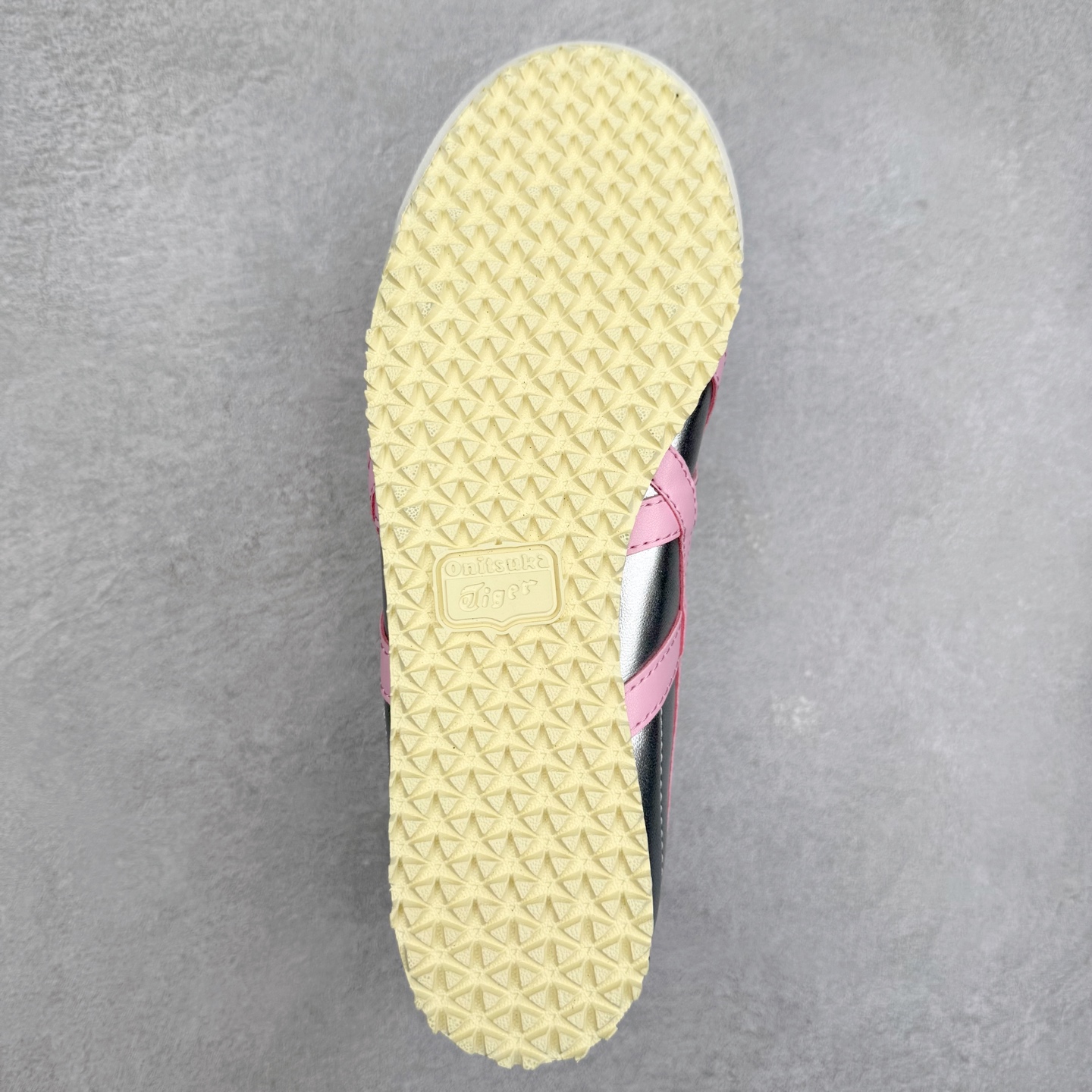 图片[9]-＃C版 Asics Onitsuka Tiger MEXICO 66 亚瑟士鬼冢虎复古经典板鞋 市场王者选手 海外订单工厂出品 长期生产补货永不断码 超成熟稳定的做工品控 原装全套纸板楦头开发 原汁原味 完美呈现版型 私模正确鞋底咬花纹路 一比一鞋头弧度高度鞋身弧度 绝不口嗨 细节品控鞋型随意秒杀市面 原档咬花纹路私模大底 一个单元有六个三角形 总体形拼接呈现花瓣状 官方四联吊牌 原装Ortholite轻量化鞋垫 原盒原配 质保卡 说明书 钢印防尘纸 纸板中底带钢印 乳胶组合鞋垫 支持全方位的对比专柜 产品从款式颜色造型上体现出追求舒适和细节的完美 鞋类更是推崇手工制作的严谨与完美 融舒适性与可穿性的设计风格 注重细节的完美和别致魅力 既保持稳重 又不失轻松的时尚感 尺码：36 37 37.5 38 39 39.5 40 40.5 41.5 42 42.5 43.5 44 45-选品中心