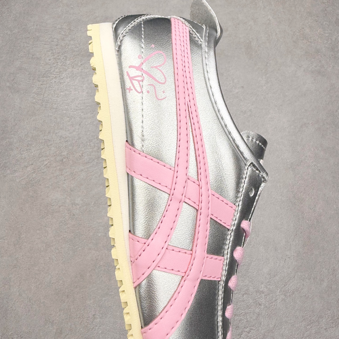 图片[6]-＃C版 Asics Onitsuka Tiger MEXICO 66 亚瑟士鬼冢虎复古经典板鞋 市场王者选手 海外订单工厂出品 长期生产补货永不断码 超成熟稳定的做工品控 原装全套纸板楦头开发 原汁原味 完美呈现版型 私模正确鞋底咬花纹路 一比一鞋头弧度高度鞋身弧度 绝不口嗨 细节品控鞋型随意秒杀市面 原档咬花纹路私模大底 一个单元有六个三角形 总体形拼接呈现花瓣状 官方四联吊牌 原装Ortholite轻量化鞋垫 原盒原配 质保卡 说明书 钢印防尘纸 纸板中底带钢印 乳胶组合鞋垫 支持全方位的对比专柜 产品从款式颜色造型上体现出追求舒适和细节的完美 鞋类更是推崇手工制作的严谨与完美 融舒适性与可穿性的设计风格 注重细节的完美和别致魅力 既保持稳重 又不失轻松的时尚感 尺码：36 37 37.5 38 39 39.5 40 40.5 41.5 42 42.5 43.5 44 45-选品中心