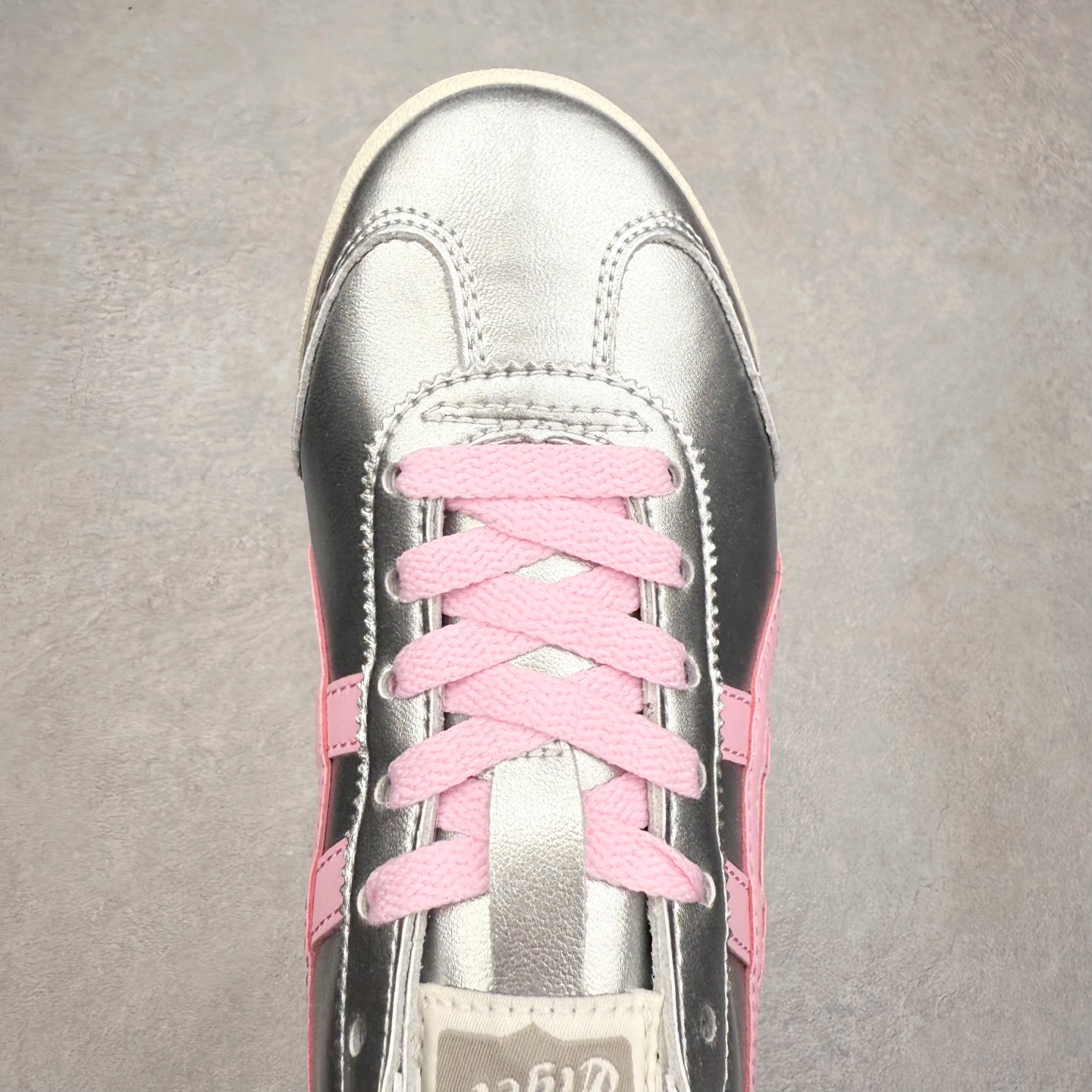 图片[4]-＃C版 Asics Onitsuka Tiger MEXICO 66 亚瑟士鬼冢虎复古经典板鞋 市场王者选手 海外订单工厂出品 长期生产补货永不断码 超成熟稳定的做工品控 原装全套纸板楦头开发 原汁原味 完美呈现版型 私模正确鞋底咬花纹路 一比一鞋头弧度高度鞋身弧度 绝不口嗨 细节品控鞋型随意秒杀市面 原档咬花纹路私模大底 一个单元有六个三角形 总体形拼接呈现花瓣状 官方四联吊牌 原装Ortholite轻量化鞋垫 原盒原配 质保卡 说明书 钢印防尘纸 纸板中底带钢印 乳胶组合鞋垫 支持全方位的对比专柜 产品从款式颜色造型上体现出追求舒适和细节的完美 鞋类更是推崇手工制作的严谨与完美 融舒适性与可穿性的设计风格 注重细节的完美和别致魅力 既保持稳重 又不失轻松的时尚感 尺码：36 37 37.5 38 39 39.5 40 40.5 41.5 42 42.5 43.5 44 45-选品中心