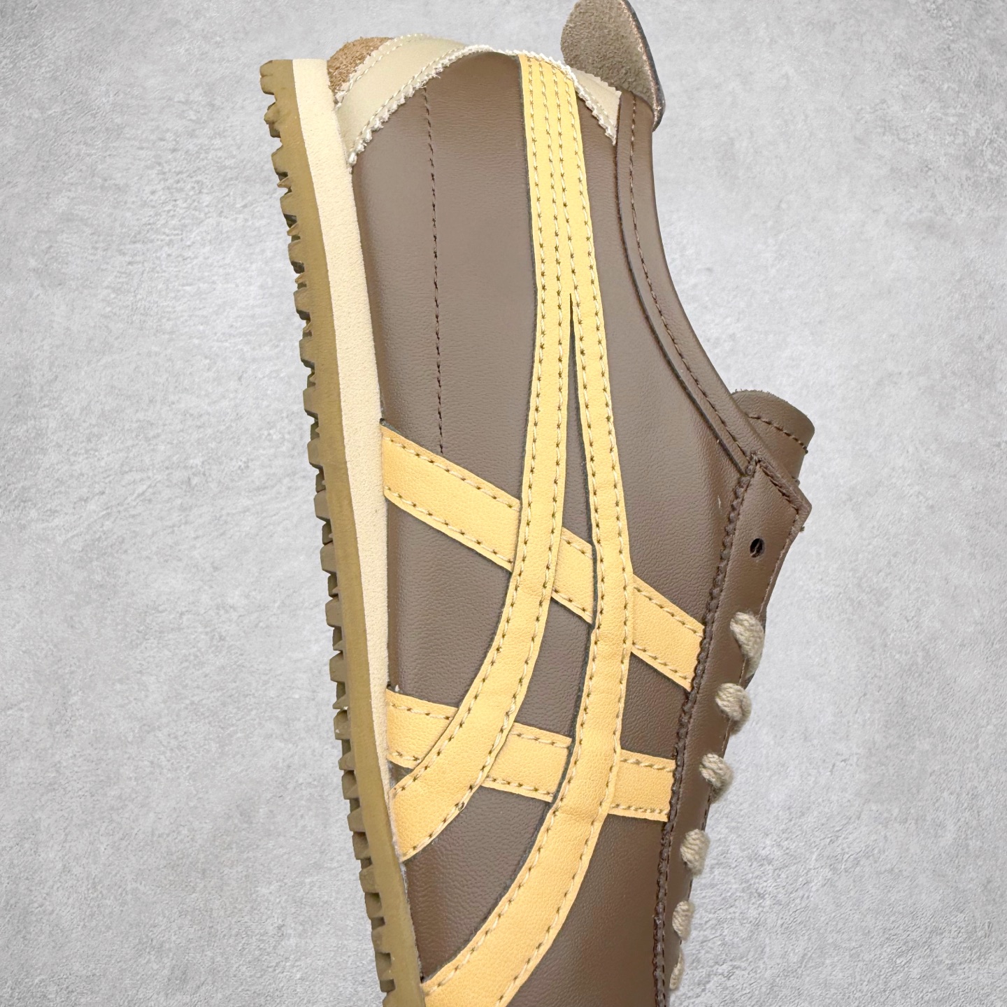 图片[6]-＃C版 Asics Onitsuka Tiger MEXICO 66 亚瑟士鬼冢虎复古经典板鞋 市场王者选手 海外订单工厂出品 长期生产补货永不断码 超成熟稳定的做工品控 原装全套纸板楦头开发 原汁原味 完美呈现版型 私模正确鞋底咬花纹路 一比一鞋头弧度高度鞋身弧度 绝不口嗨 细节品控鞋型随意秒杀市面 原档咬花纹路私模大底 一个单元有六个三角形 总体形拼接呈现花瓣状 官方四联吊牌 原装Ortholite轻量化鞋垫 原盒原配 质保卡 说明书 钢印防尘纸 纸板中底带钢印 乳胶组合鞋垫 支持全方位的对比专柜 产品从款式颜色造型上体现出追求舒适和细节的完美 鞋类更是推崇手工制作的严谨与完美 融舒适性与可穿性的设计风格 注重细节的完美和别致魅力 既保持稳重 又不失轻松的时尚感 尺码：36 37 37.5 38 39 39.5 40 40.5 41.5 42 42.5 43.5 44 45-选品中心