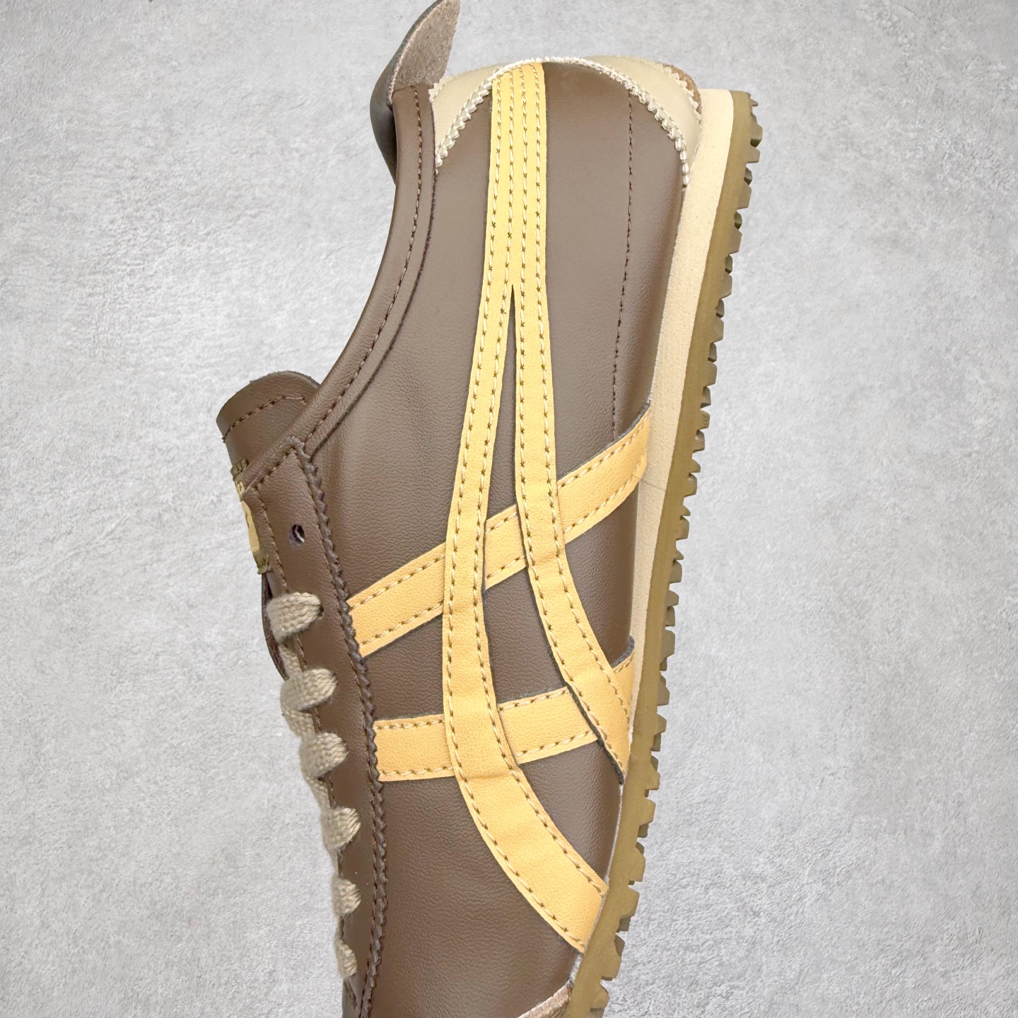 图片[7]-＃C版 Asics Onitsuka Tiger MEXICO 66 亚瑟士鬼冢虎复古经典板鞋 市场王者选手 海外订单工厂出品 长期生产补货永不断码 超成熟稳定的做工品控 原装全套纸板楦头开发 原汁原味 完美呈现版型 私模正确鞋底咬花纹路 一比一鞋头弧度高度鞋身弧度 绝不口嗨 细节品控鞋型随意秒杀市面 原档咬花纹路私模大底 一个单元有六个三角形 总体形拼接呈现花瓣状 官方四联吊牌 原装Ortholite轻量化鞋垫 原盒原配 质保卡 说明书 钢印防尘纸 纸板中底带钢印 乳胶组合鞋垫 支持全方位的对比专柜 产品从款式颜色造型上体现出追求舒适和细节的完美 鞋类更是推崇手工制作的严谨与完美 融舒适性与可穿性的设计风格 注重细节的完美和别致魅力 既保持稳重 又不失轻松的时尚感 尺码：36 37 37.5 38 39 39.5 40 40.5 41.5 42 42.5 43.5 44 45-选品中心