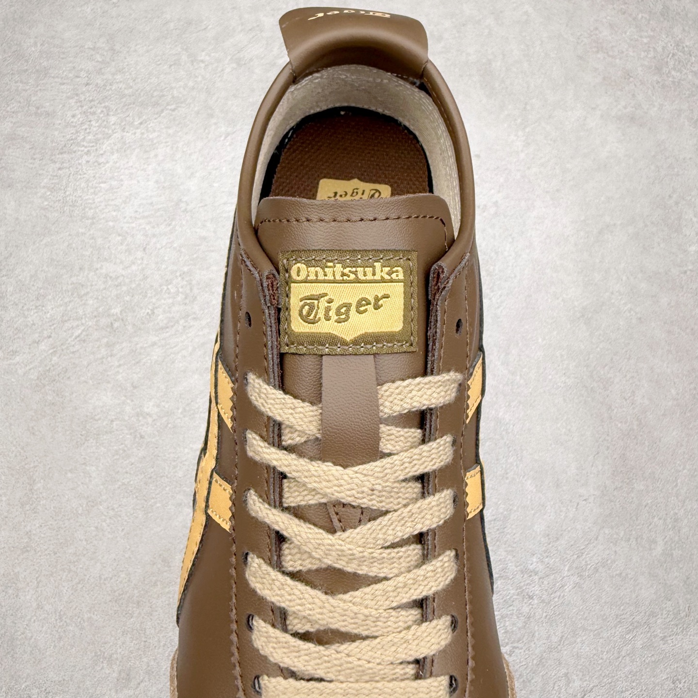 图片[5]-＃C版 Asics Onitsuka Tiger MEXICO 66 亚瑟士鬼冢虎复古经典板鞋 市场王者选手 海外订单工厂出品 长期生产补货永不断码 超成熟稳定的做工品控 原装全套纸板楦头开发 原汁原味 完美呈现版型 私模正确鞋底咬花纹路 一比一鞋头弧度高度鞋身弧度 绝不口嗨 细节品控鞋型随意秒杀市面 原档咬花纹路私模大底 一个单元有六个三角形 总体形拼接呈现花瓣状 官方四联吊牌 原装Ortholite轻量化鞋垫 原盒原配 质保卡 说明书 钢印防尘纸 纸板中底带钢印 乳胶组合鞋垫 支持全方位的对比专柜 产品从款式颜色造型上体现出追求舒适和细节的完美 鞋类更是推崇手工制作的严谨与完美 融舒适性与可穿性的设计风格 注重细节的完美和别致魅力 既保持稳重 又不失轻松的时尚感 尺码：36 37 37.5 38 39 39.5 40 40.5 41.5 42 42.5 43.5 44 45-选品中心