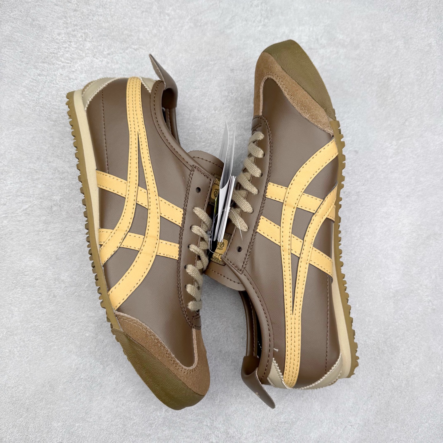 图片[3]-＃C版 Asics Onitsuka Tiger MEXICO 66 亚瑟士鬼冢虎复古经典板鞋 市场王者选手 海外订单工厂出品 长期生产补货永不断码 超成熟稳定的做工品控 原装全套纸板楦头开发 原汁原味 完美呈现版型 私模正确鞋底咬花纹路 一比一鞋头弧度高度鞋身弧度 绝不口嗨 细节品控鞋型随意秒杀市面 原档咬花纹路私模大底 一个单元有六个三角形 总体形拼接呈现花瓣状 官方四联吊牌 原装Ortholite轻量化鞋垫 原盒原配 质保卡 说明书 钢印防尘纸 纸板中底带钢印 乳胶组合鞋垫 支持全方位的对比专柜 产品从款式颜色造型上体现出追求舒适和细节的完美 鞋类更是推崇手工制作的严谨与完美 融舒适性与可穿性的设计风格 注重细节的完美和别致魅力 既保持稳重 又不失轻松的时尚感 尺码：36 37 37.5 38 39 39.5 40 40.5 41.5 42 42.5 43.5 44 45-选品中心