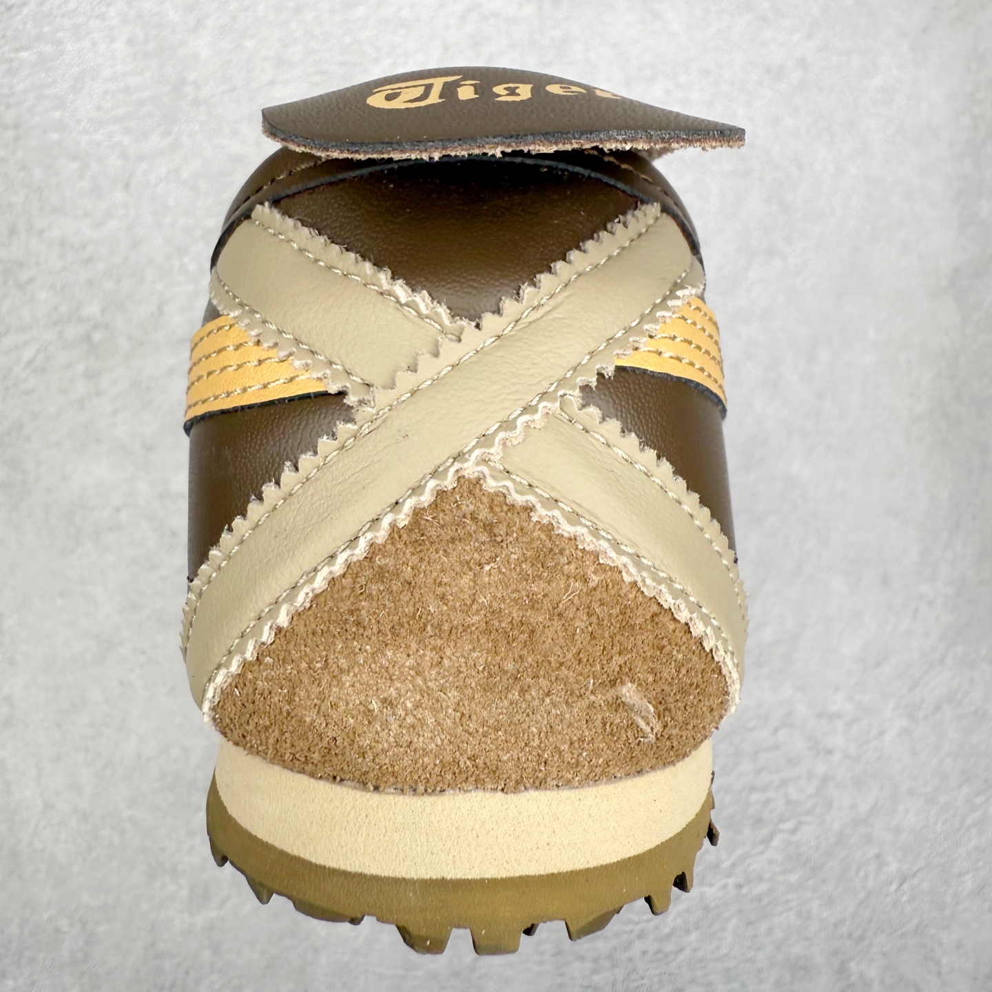 图片[8]-＃C版 Asics Onitsuka Tiger MEXICO 66 亚瑟士鬼冢虎复古经典板鞋 市场王者选手 海外订单工厂出品 长期生产补货永不断码 超成熟稳定的做工品控 原装全套纸板楦头开发 原汁原味 完美呈现版型 私模正确鞋底咬花纹路 一比一鞋头弧度高度鞋身弧度 绝不口嗨 细节品控鞋型随意秒杀市面 原档咬花纹路私模大底 一个单元有六个三角形 总体形拼接呈现花瓣状 官方四联吊牌 原装Ortholite轻量化鞋垫 原盒原配 质保卡 说明书 钢印防尘纸 纸板中底带钢印 乳胶组合鞋垫 支持全方位的对比专柜 产品从款式颜色造型上体现出追求舒适和细节的完美 鞋类更是推崇手工制作的严谨与完美 融舒适性与可穿性的设计风格 注重细节的完美和别致魅力 既保持稳重 又不失轻松的时尚感 尺码：36 37 37.5 38 39 39.5 40 40.5 41.5 42 42.5 43.5 44 45-选品中心