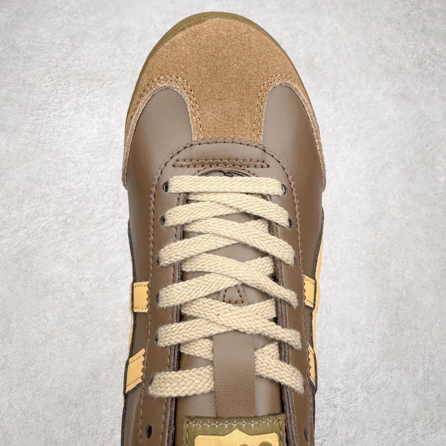 图片[4]-＃C版 Asics Onitsuka Tiger MEXICO 66 亚瑟士鬼冢虎复古经典板鞋 市场王者选手 海外订单工厂出品 长期生产补货永不断码 超成熟稳定的做工品控 原装全套纸板楦头开发 原汁原味 完美呈现版型 私模正确鞋底咬花纹路 一比一鞋头弧度高度鞋身弧度 绝不口嗨 细节品控鞋型随意秒杀市面 原档咬花纹路私模大底 一个单元有六个三角形 总体形拼接呈现花瓣状 官方四联吊牌 原装Ortholite轻量化鞋垫 原盒原配 质保卡 说明书 钢印防尘纸 纸板中底带钢印 乳胶组合鞋垫 支持全方位的对比专柜 产品从款式颜色造型上体现出追求舒适和细节的完美 鞋类更是推崇手工制作的严谨与完美 融舒适性与可穿性的设计风格 注重细节的完美和别致魅力 既保持稳重 又不失轻松的时尚感 尺码：36 37 37.5 38 39 39.5 40 40.5 41.5 42 42.5 43.5 44 45-选品中心