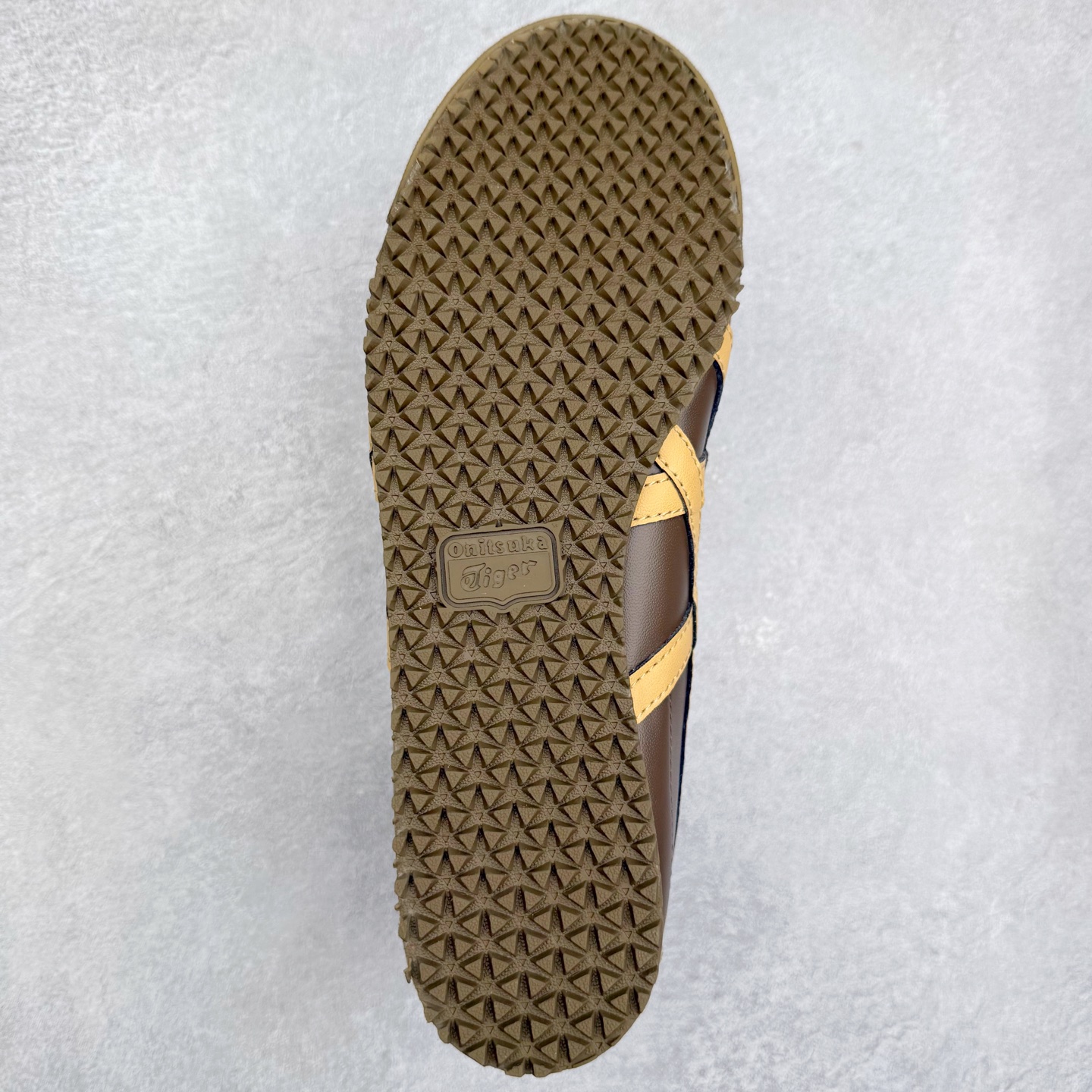 图片[9]-＃C版 Asics Onitsuka Tiger MEXICO 66 亚瑟士鬼冢虎复古经典板鞋 市场王者选手 海外订单工厂出品 长期生产补货永不断码 超成熟稳定的做工品控 原装全套纸板楦头开发 原汁原味 完美呈现版型 私模正确鞋底咬花纹路 一比一鞋头弧度高度鞋身弧度 绝不口嗨 细节品控鞋型随意秒杀市面 原档咬花纹路私模大底 一个单元有六个三角形 总体形拼接呈现花瓣状 官方四联吊牌 原装Ortholite轻量化鞋垫 原盒原配 质保卡 说明书 钢印防尘纸 纸板中底带钢印 乳胶组合鞋垫 支持全方位的对比专柜 产品从款式颜色造型上体现出追求舒适和细节的完美 鞋类更是推崇手工制作的严谨与完美 融舒适性与可穿性的设计风格 注重细节的完美和别致魅力 既保持稳重 又不失轻松的时尚感 尺码：36 37 37.5 38 39 39.5 40 40.5 41.5 42 42.5 43.5 44 45-选品中心