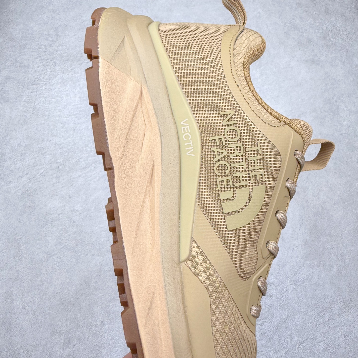 图片[6]-The North Face 北面乐斯菲斯户外运动休闲登山鞋越野徒步鞋 广东大厂品质 面料采用进口磨砂牛皮 鞋底采用Vibram黄金大底 专门为鞋底设计的橡胶以出色的耐磨性 良好的防滑性或得不少户外运动爱好者的喜欢 专业户外登山品牌（北面）The North Face自1966年创立，由两位热爱登山徒步的年轻登山者于美西旧金山开创，不断透过研发与创新，并且将最先进的技术结合在服装与鞋款设计，生产多种外型帅气且专业能力非常强的户外运动装备而备受欢迎。尺码：39-45（运动鞋码）-选品中心