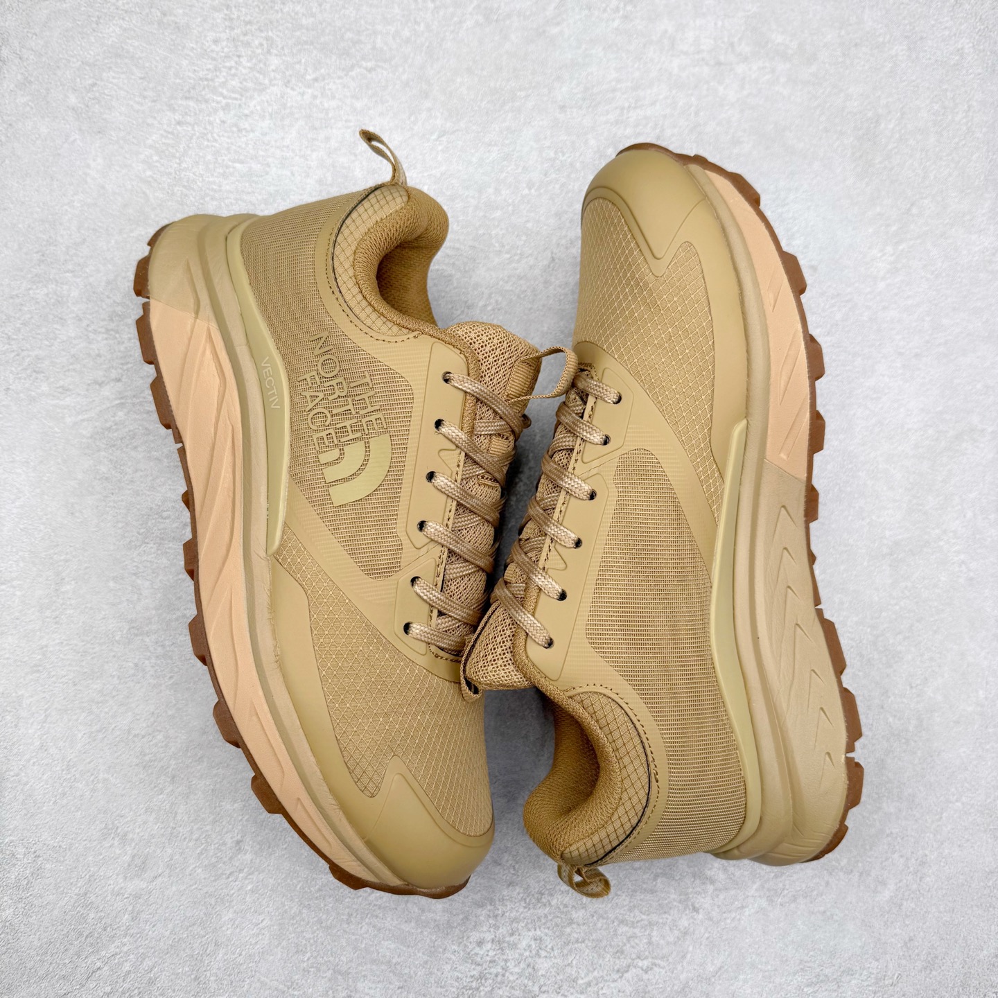 图片[3]-The North Face 北面乐斯菲斯户外运动休闲登山鞋越野徒步鞋 广东大厂品质 面料采用进口磨砂牛皮 鞋底采用Vibram黄金大底 专门为鞋底设计的橡胶以出色的耐磨性 良好的防滑性或得不少户外运动爱好者的喜欢 专业户外登山品牌（北面）The North Face自1966年创立，由两位热爱登山徒步的年轻登山者于美西旧金山开创，不断透过研发与创新，并且将最先进的技术结合在服装与鞋款设计，生产多种外型帅气且专业能力非常强的户外运动装备而备受欢迎。尺码：39-45（运动鞋码）-选品中心