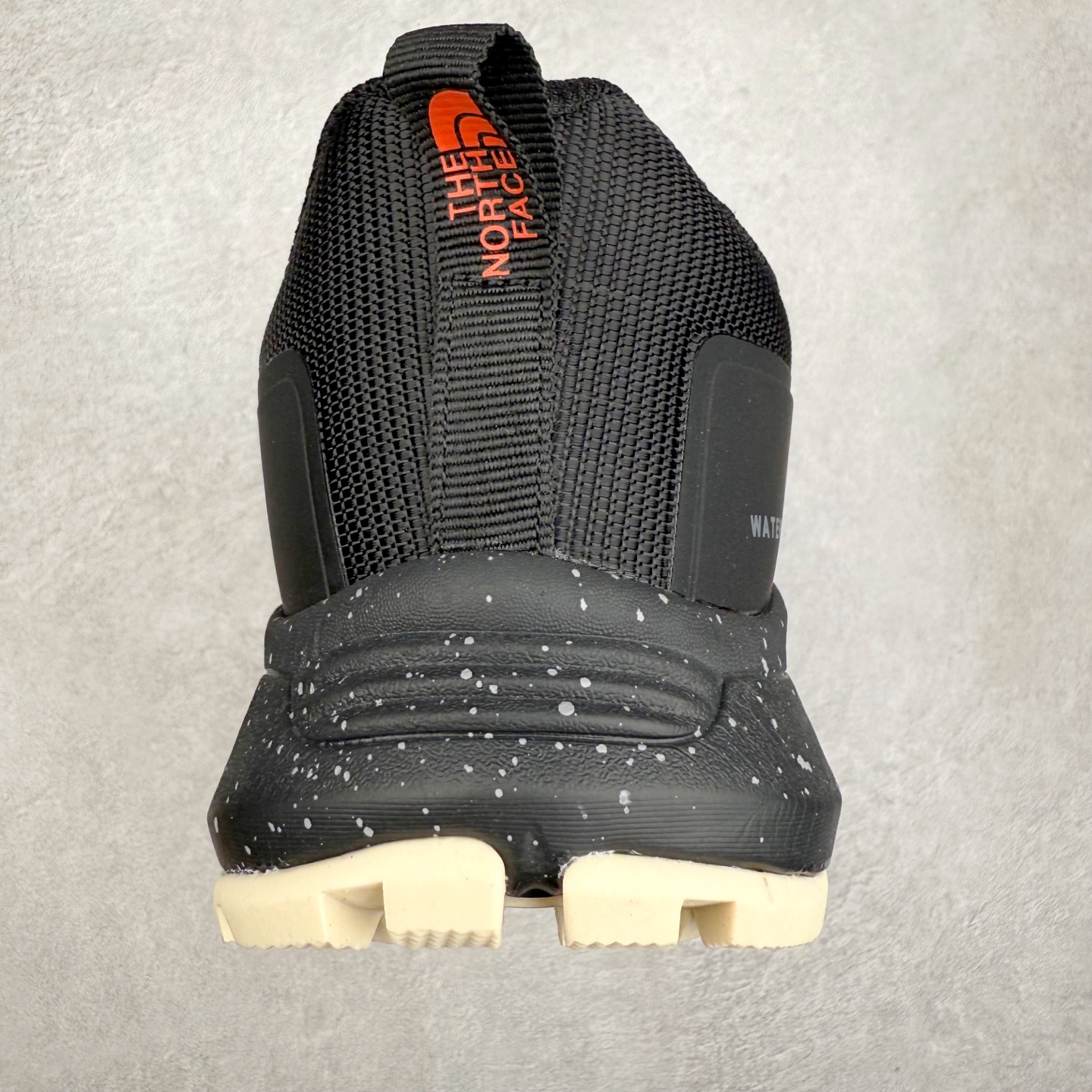 图片[8]-The North Face 北面乐斯菲斯户外运动休闲登山鞋越野徒步鞋 广东大厂品质 面料采用进口磨砂牛皮 鞋底采用Vibram黄金大底 专门为鞋底设计的橡胶以出色的耐磨性 良好的防滑性或得不少户外运动爱好者的喜欢 专业户外登山品牌（北面）The North Face自1966年创立，由两位热爱登山徒步的年轻登山者于美西旧金山开创，不断透过研发与创新，并且将最先进的技术结合在服装与鞋款设计，生产多种外型帅气且专业能力非常强的户外运动装备而备受欢迎。尺码：39-45（运动鞋码）-选品中心