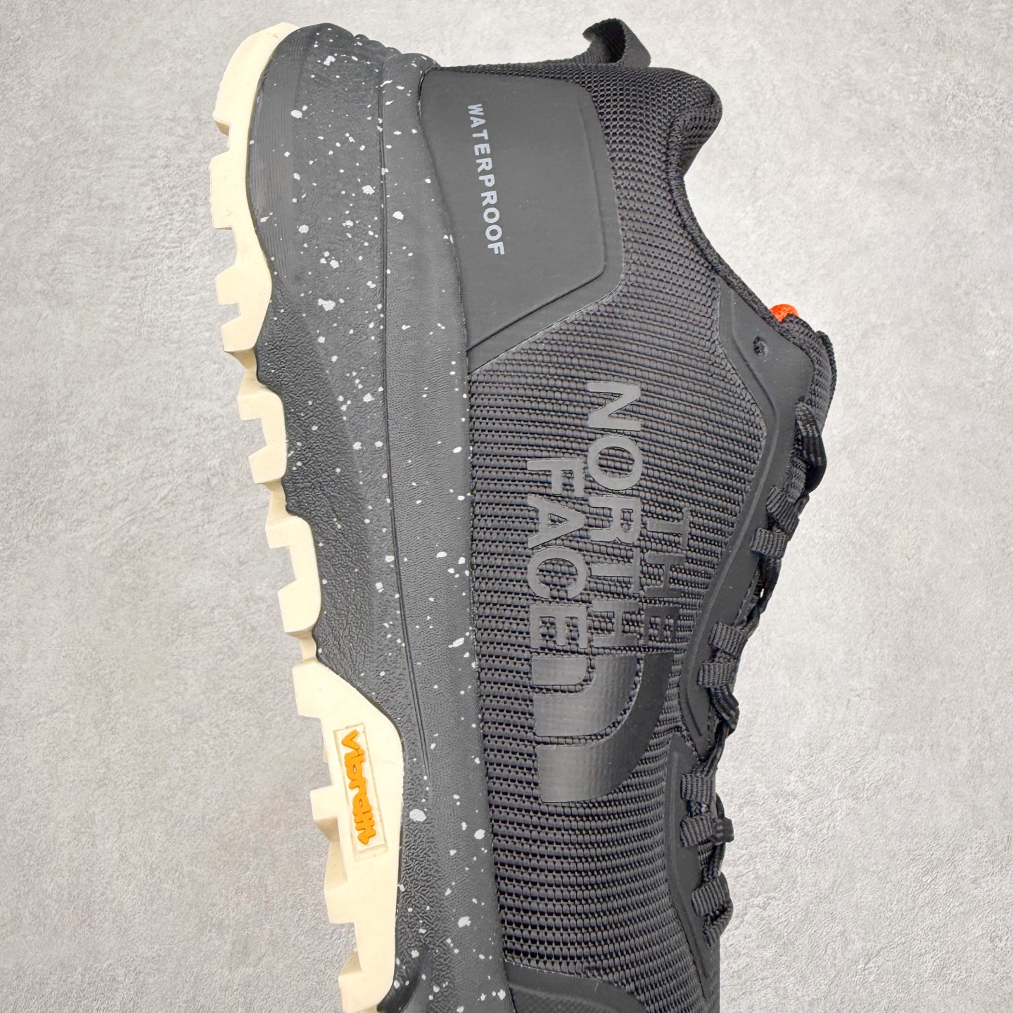 图片[6]-The North Face 北面乐斯菲斯户外运动休闲登山鞋越野徒步鞋 广东大厂品质 面料采用进口磨砂牛皮 鞋底采用Vibram黄金大底 专门为鞋底设计的橡胶以出色的耐磨性 良好的防滑性或得不少户外运动爱好者的喜欢 专业户外登山品牌（北面）The North Face自1966年创立，由两位热爱登山徒步的年轻登山者于美西旧金山开创，不断透过研发与创新，并且将最先进的技术结合在服装与鞋款设计，生产多种外型帅气且专业能力非常强的户外运动装备而备受欢迎。尺码：39-45（运动鞋码）-选品中心