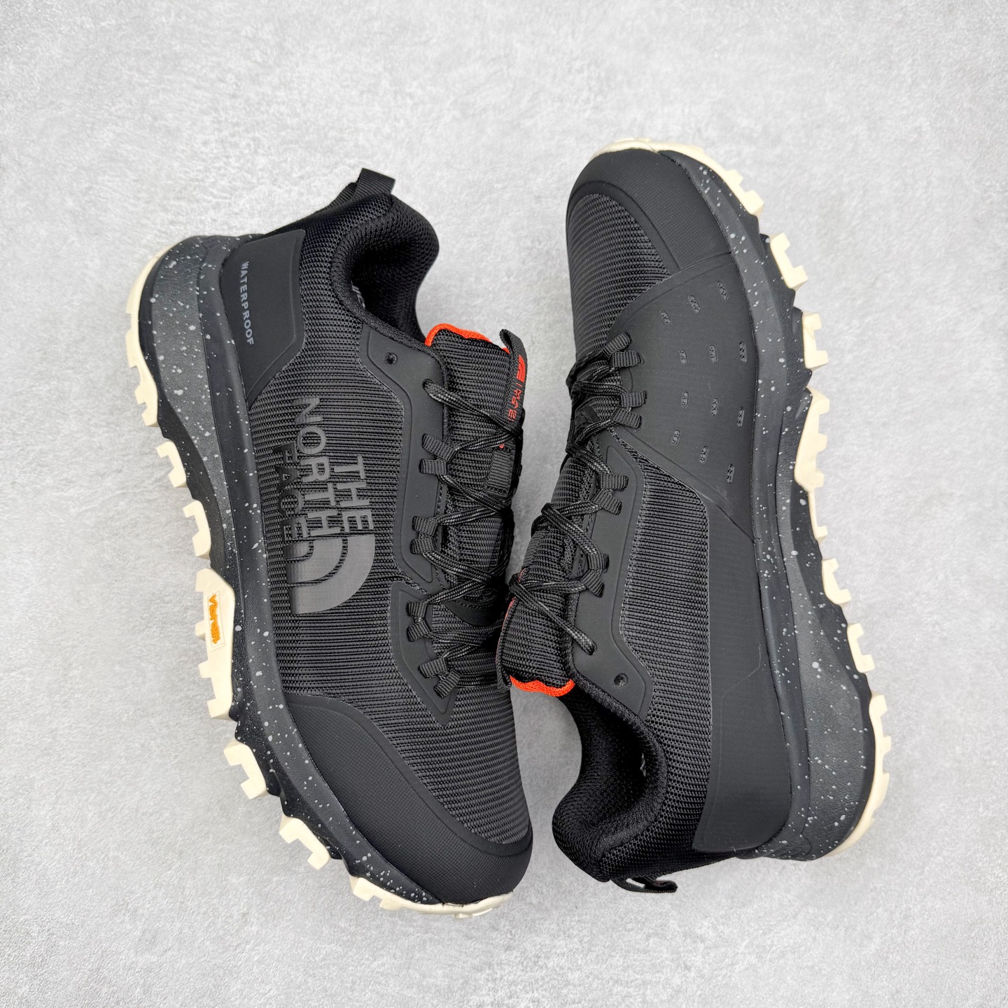 图片[3]-The North Face 北面乐斯菲斯户外运动休闲登山鞋越野徒步鞋 广东大厂品质 面料采用进口磨砂牛皮 鞋底采用Vibram黄金大底 专门为鞋底设计的橡胶以出色的耐磨性 良好的防滑性或得不少户外运动爱好者的喜欢 专业户外登山品牌（北面）The North Face自1966年创立，由两位热爱登山徒步的年轻登山者于美西旧金山开创，不断透过研发与创新，并且将最先进的技术结合在服装与鞋款设计，生产多种外型帅气且专业能力非常强的户外运动装备而备受欢迎。尺码：39-45（运动鞋码）-选品中心