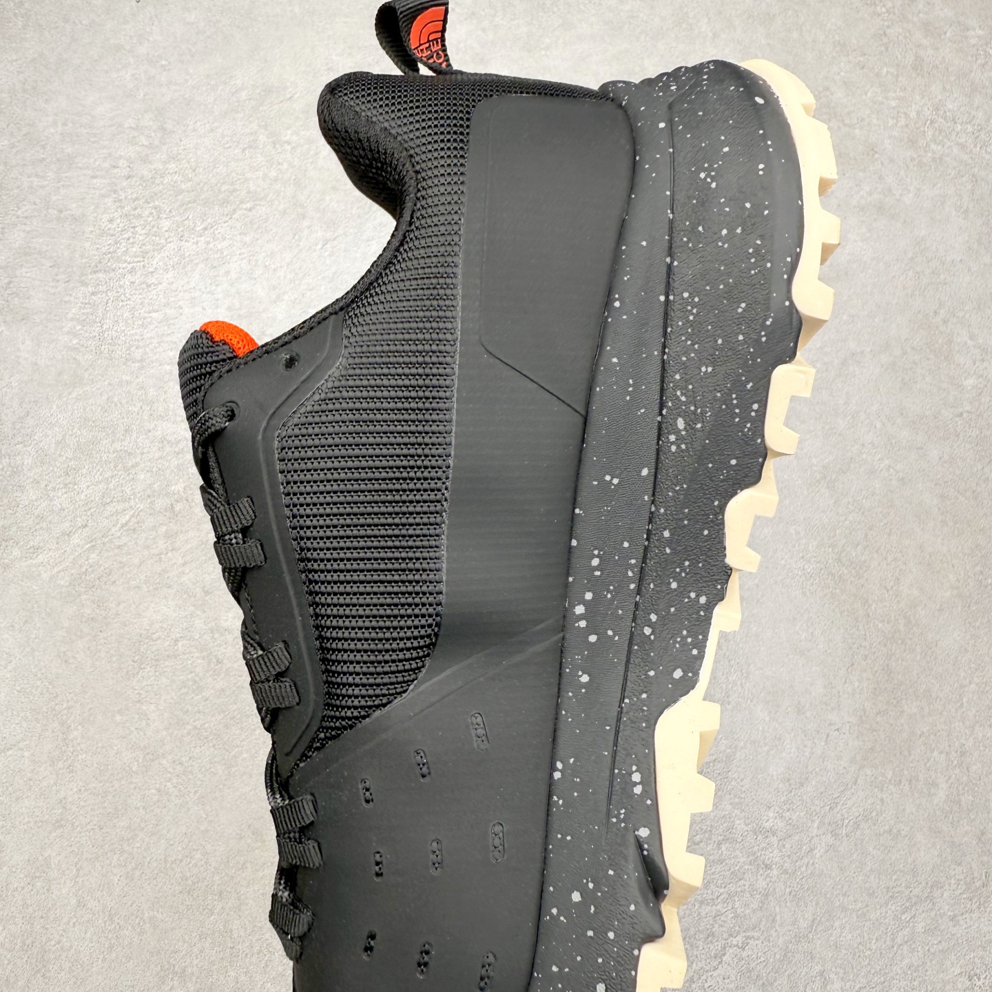 图片[7]-The North Face 北面乐斯菲斯户外运动休闲登山鞋越野徒步鞋 广东大厂品质 面料采用进口磨砂牛皮 鞋底采用Vibram黄金大底 专门为鞋底设计的橡胶以出色的耐磨性 良好的防滑性或得不少户外运动爱好者的喜欢 专业户外登山品牌（北面）The North Face自1966年创立，由两位热爱登山徒步的年轻登山者于美西旧金山开创，不断透过研发与创新，并且将最先进的技术结合在服装与鞋款设计，生产多种外型帅气且专业能力非常强的户外运动装备而备受欢迎。尺码：39-45（运动鞋码）-选品中心