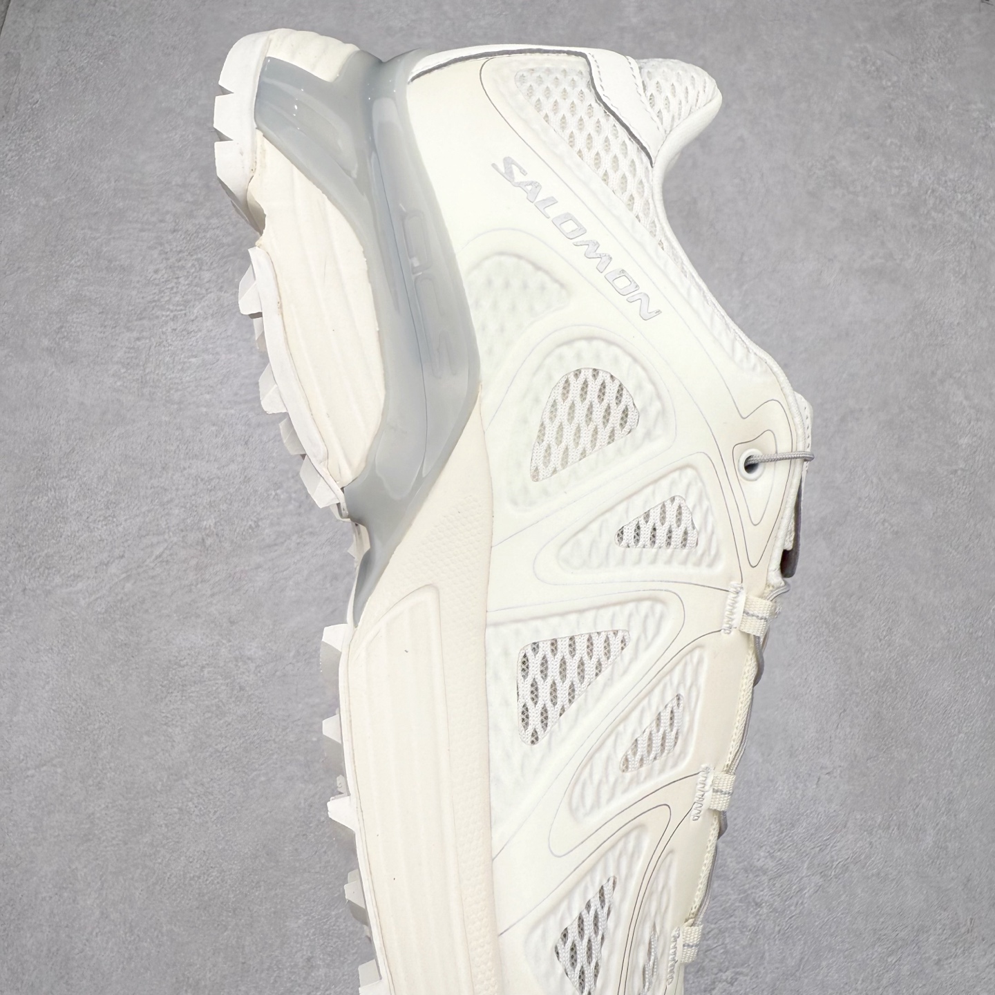 图片[6]-＃HP SALOMON XT-WHISPER 萨洛蒙圆头防滑耐磨低帮休闲越野训练城市通勤跑步鞋 男女同款 浅棕色 纯原外贸平台特供订单 耗时半年巨作 全套原纸板楦头开发 原厂特供网布配套加持 确保原汁原味 完美呈现版型 原档数据独家私模五层组合大底 男女鞋同步官方开发至46.5 原装Ortholite轻量化鞋垫 中底布带钢印编号 原厂TPU锁扣 进口港宝加持 后跟自然饱满 还原公司包裹性 鞋面以“锯齿”状的包裹系统呈现 在基色底之下加入了各种色点缀 将公司的最新技术和时尚前卫的造型融入耐用的长跑款式中 鞋面由 TPU 薄膜制成 并焊接在高耐磨网眼上 使其既时尚又坚固 由 ACS底盘支撑 可增强稳定性和支撑力 以及由橡胶凸耳 Contragrip外底覆盖的 EVA 缓冲中底 旨在应对崎岖的地形 鞋舌上的彩色Salomon 标签、Quicklace 系统以及鞋头、鞋舌和鞋跟上的附加品牌使细节更加完美 让穿着者可以轻松驾驭户外与通勤下的任何运动生活场景 无缝鞋身户外随意纵横 颜值与脚感兼备 出街通勤 绝对非常吸睛 你值得拥有 尺码：36 36.5 37.5 38 38.5 39 40 40.5 41 42 42.5 43 44 44.5 45 46 46.5 注意：偏小1码-选品中心