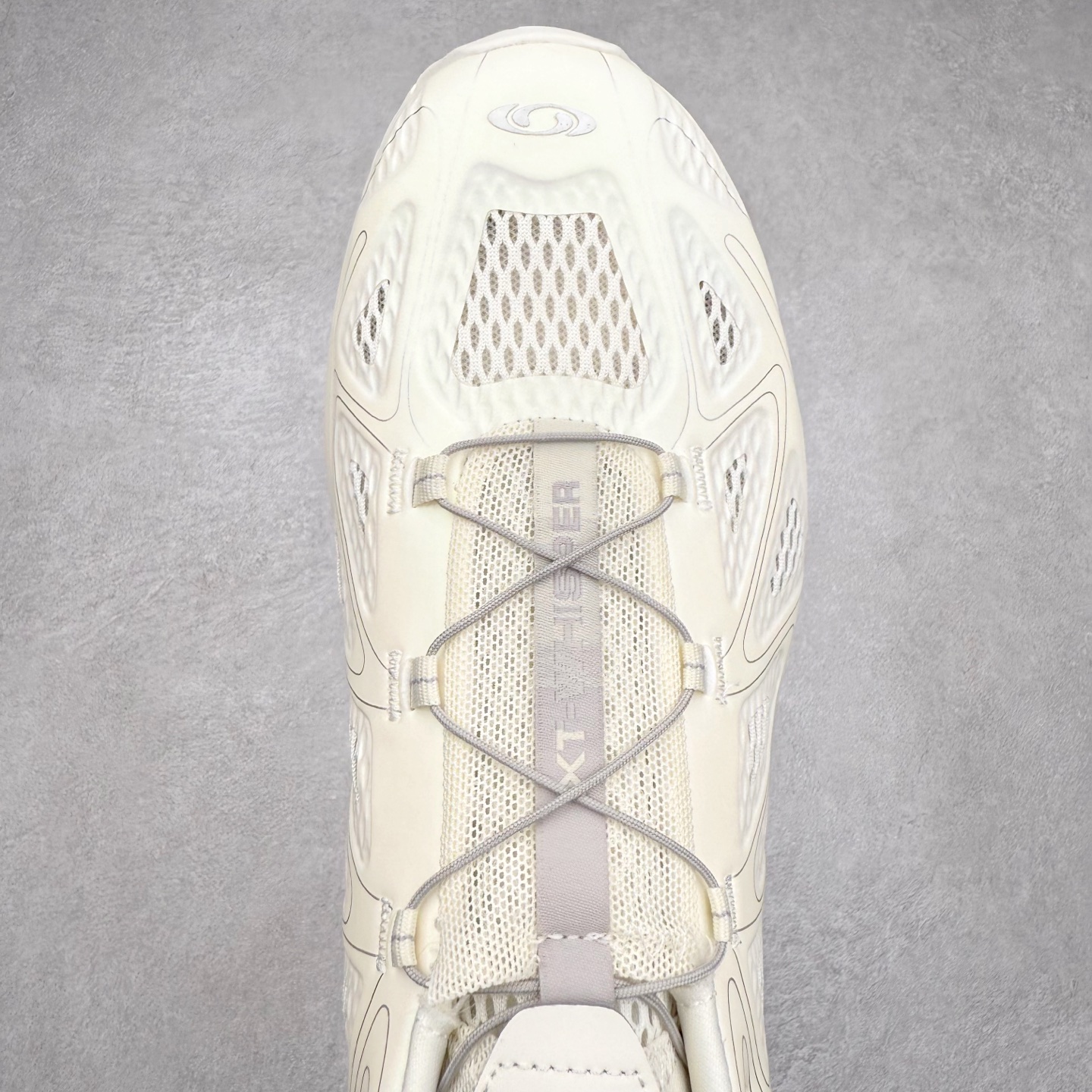 图片[4]-＃HP SALOMON XT-WHISPER 萨洛蒙圆头防滑耐磨低帮休闲越野训练城市通勤跑步鞋 男女同款 浅棕色 纯原外贸平台特供订单 耗时半年巨作 全套原纸板楦头开发 原厂特供网布配套加持 确保原汁原味 完美呈现版型 原档数据独家私模五层组合大底 男女鞋同步官方开发至46.5 原装Ortholite轻量化鞋垫 中底布带钢印编号 原厂TPU锁扣 进口港宝加持 后跟自然饱满 还原公司包裹性 鞋面以“锯齿”状的包裹系统呈现 在基色底之下加入了各种色点缀 将公司的最新技术和时尚前卫的造型融入耐用的长跑款式中 鞋面由 TPU 薄膜制成 并焊接在高耐磨网眼上 使其既时尚又坚固 由 ACS底盘支撑 可增强稳定性和支撑力 以及由橡胶凸耳 Contragrip外底覆盖的 EVA 缓冲中底 旨在应对崎岖的地形 鞋舌上的彩色Salomon 标签、Quicklace 系统以及鞋头、鞋舌和鞋跟上的附加品牌使细节更加完美 让穿着者可以轻松驾驭户外与通勤下的任何运动生活场景 无缝鞋身户外随意纵横 颜值与脚感兼备 出街通勤 绝对非常吸睛 你值得拥有 尺码：36 36.5 37.5 38 38.5 39 40 40.5 41 42 42.5 43 44 44.5 45 46 46.5 注意：偏小1码-选品中心