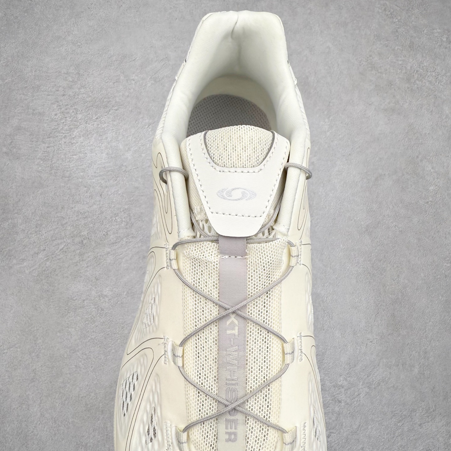 图片[5]-＃HP SALOMON XT-WHISPER 萨洛蒙圆头防滑耐磨低帮休闲越野训练城市通勤跑步鞋 男女同款 浅棕色 纯原外贸平台特供订单 耗时半年巨作 全套原纸板楦头开发 原厂特供网布配套加持 确保原汁原味 完美呈现版型 原档数据独家私模五层组合大底 男女鞋同步官方开发至46.5 原装Ortholite轻量化鞋垫 中底布带钢印编号 原厂TPU锁扣 进口港宝加持 后跟自然饱满 还原公司包裹性 鞋面以“锯齿”状的包裹系统呈现 在基色底之下加入了各种色点缀 将公司的最新技术和时尚前卫的造型融入耐用的长跑款式中 鞋面由 TPU 薄膜制成 并焊接在高耐磨网眼上 使其既时尚又坚固 由 ACS底盘支撑 可增强稳定性和支撑力 以及由橡胶凸耳 Contragrip外底覆盖的 EVA 缓冲中底 旨在应对崎岖的地形 鞋舌上的彩色Salomon 标签、Quicklace 系统以及鞋头、鞋舌和鞋跟上的附加品牌使细节更加完美 让穿着者可以轻松驾驭户外与通勤下的任何运动生活场景 无缝鞋身户外随意纵横 颜值与脚感兼备 出街通勤 绝对非常吸睛 你值得拥有 尺码：36 36.5 37.5 38 38.5 39 40 40.5 41 42 42.5 43 44 44.5 45 46 46.5 注意：偏小1码-选品中心