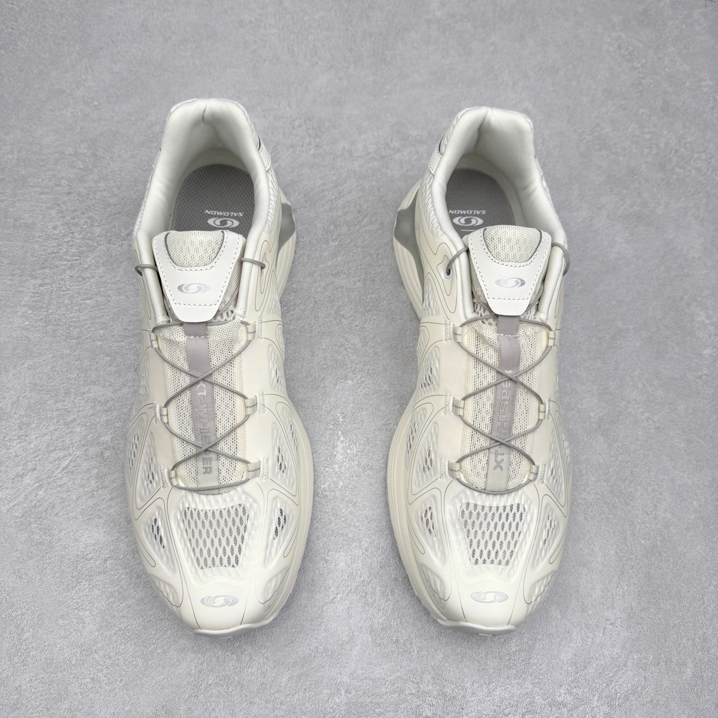 图片[2]-＃HP SALOMON XT-WHISPER 萨洛蒙圆头防滑耐磨低帮休闲越野训练城市通勤跑步鞋 男女同款 浅棕色 纯原外贸平台特供订单 耗时半年巨作 全套原纸板楦头开发 原厂特供网布配套加持 确保原汁原味 完美呈现版型 原档数据独家私模五层组合大底 男女鞋同步官方开发至46.5 原装Ortholite轻量化鞋垫 中底布带钢印编号 原厂TPU锁扣 进口港宝加持 后跟自然饱满 还原公司包裹性 鞋面以“锯齿”状的包裹系统呈现 在基色底之下加入了各种色点缀 将公司的最新技术和时尚前卫的造型融入耐用的长跑款式中 鞋面由 TPU 薄膜制成 并焊接在高耐磨网眼上 使其既时尚又坚固 由 ACS底盘支撑 可增强稳定性和支撑力 以及由橡胶凸耳 Contragrip外底覆盖的 EVA 缓冲中底 旨在应对崎岖的地形 鞋舌上的彩色Salomon 标签、Quicklace 系统以及鞋头、鞋舌和鞋跟上的附加品牌使细节更加完美 让穿着者可以轻松驾驭户外与通勤下的任何运动生活场景 无缝鞋身户外随意纵横 颜值与脚感兼备 出街通勤 绝对非常吸睛 你值得拥有 尺码：36 36.5 37.5 38 38.5 39 40 40.5 41 42 42.5 43 44 44.5 45 46 46.5 注意：偏小1码-选品中心