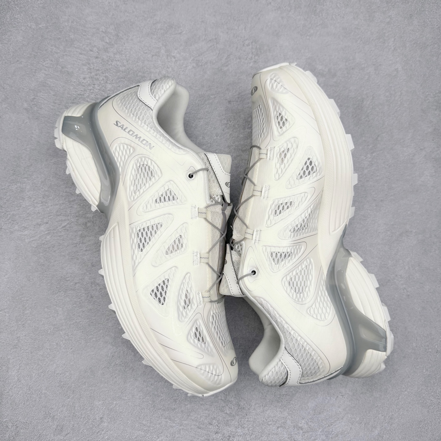 图片[3]-＃HP SALOMON XT-WHISPER 萨洛蒙圆头防滑耐磨低帮休闲越野训练城市通勤跑步鞋 男女同款 浅棕色 纯原外贸平台特供订单 耗时半年巨作 全套原纸板楦头开发 原厂特供网布配套加持 确保原汁原味 完美呈现版型 原档数据独家私模五层组合大底 男女鞋同步官方开发至46.5 原装Ortholite轻量化鞋垫 中底布带钢印编号 原厂TPU锁扣 进口港宝加持 后跟自然饱满 还原公司包裹性 鞋面以“锯齿”状的包裹系统呈现 在基色底之下加入了各种色点缀 将公司的最新技术和时尚前卫的造型融入耐用的长跑款式中 鞋面由 TPU 薄膜制成 并焊接在高耐磨网眼上 使其既时尚又坚固 由 ACS底盘支撑 可增强稳定性和支撑力 以及由橡胶凸耳 Contragrip外底覆盖的 EVA 缓冲中底 旨在应对崎岖的地形 鞋舌上的彩色Salomon 标签、Quicklace 系统以及鞋头、鞋舌和鞋跟上的附加品牌使细节更加完美 让穿着者可以轻松驾驭户外与通勤下的任何运动生活场景 无缝鞋身户外随意纵横 颜值与脚感兼备 出街通勤 绝对非常吸睛 你值得拥有 尺码：36 36.5 37.5 38 38.5 39 40 40.5 41 42 42.5 43 44 44.5 45 46 46.5 注意：偏小1码-选品中心