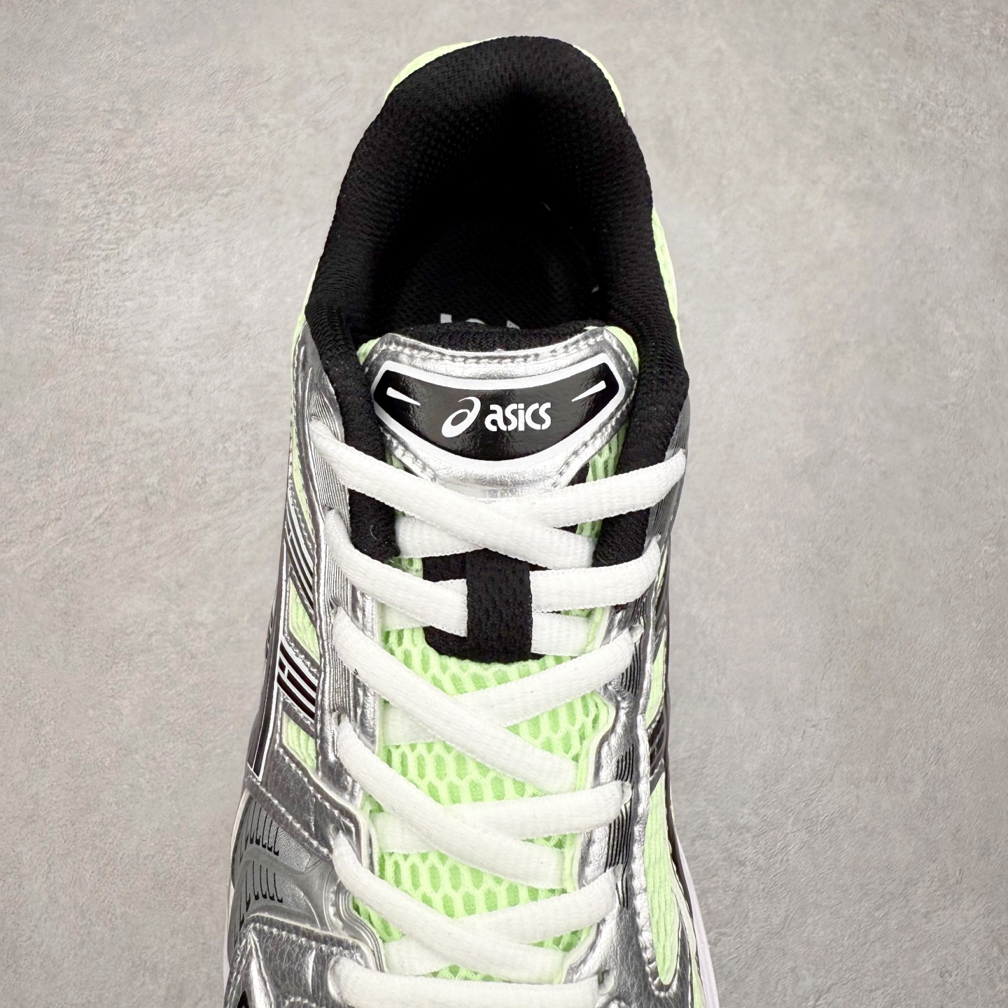 图片[5]-＃特价福利 ASICS GEL-KAYANO 14 亚瑟士K14系列户外复古潮流百搭织物合成革缓震休闲跑步鞋 原装纸板楦头开发 独家私模五层组合大底 原厂定制缓震硅胶加持 原盒原配 官方四联吊牌 原装Ortholite轻量化鞋垫 设计师 Hidenori Yamashita 以「Flash」一词为灵感 创造出未来感金属色鞋面 改造升级内在性能 由内而外全面革新 为 GEL-KAYANO 家族传承及经典跑鞋文化的延续 创下里程碑式作品 K14跑鞋重新诠释了复古的跑步形状 并以其 2000 年代后期的美学理念重新铺装 银色与蓝色的鞋面极为高档 网面铺陈与鞋面、鞋头多处细节位增添了透气性 鞋后跟部中底上以及多密度耐磨鞋底增加了 GEL 缓震胶 提供高抗冲击性、缓冲性、可保护脚部免受地面冲击的影响 穿着舒适性十足 尺码：35.5 36 37 37.5 38 39 39.5 40.5 41.5 42 42.5 43.5 44 45-选品中心