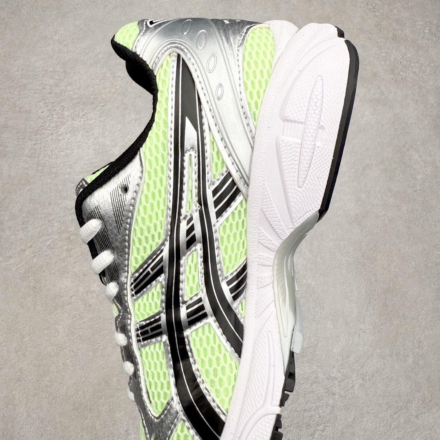 图片[7]-＃特价福利 ASICS GEL-KAYANO 14 亚瑟士K14系列户外复古潮流百搭织物合成革缓震休闲跑步鞋 原装纸板楦头开发 独家私模五层组合大底 原厂定制缓震硅胶加持 原盒原配 官方四联吊牌 原装Ortholite轻量化鞋垫 设计师 Hidenori Yamashita 以「Flash」一词为灵感 创造出未来感金属色鞋面 改造升级内在性能 由内而外全面革新 为 GEL-KAYANO 家族传承及经典跑鞋文化的延续 创下里程碑式作品 K14跑鞋重新诠释了复古的跑步形状 并以其 2000 年代后期的美学理念重新铺装 银色与蓝色的鞋面极为高档 网面铺陈与鞋面、鞋头多处细节位增添了透气性 鞋后跟部中底上以及多密度耐磨鞋底增加了 GEL 缓震胶 提供高抗冲击性、缓冲性、可保护脚部免受地面冲击的影响 穿着舒适性十足 尺码：35.5 36 37 37.5 38 39 39.5 40.5 41.5 42 42.5 43.5 44 45-选品中心