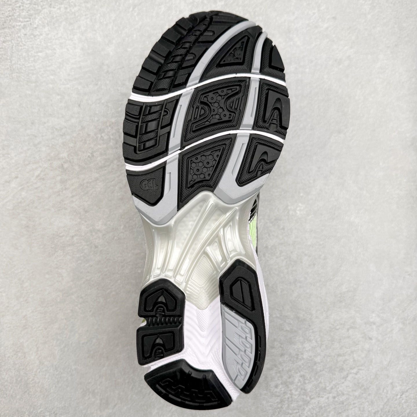 图片[9]-＃特价福利 ASICS GEL-KAYANO 14 亚瑟士K14系列户外复古潮流百搭织物合成革缓震休闲跑步鞋 原装纸板楦头开发 独家私模五层组合大底 原厂定制缓震硅胶加持 原盒原配 官方四联吊牌 原装Ortholite轻量化鞋垫 设计师 Hidenori Yamashita 以「Flash」一词为灵感 创造出未来感金属色鞋面 改造升级内在性能 由内而外全面革新 为 GEL-KAYANO 家族传承及经典跑鞋文化的延续 创下里程碑式作品 K14跑鞋重新诠释了复古的跑步形状 并以其 2000 年代后期的美学理念重新铺装 银色与蓝色的鞋面极为高档 网面铺陈与鞋面、鞋头多处细节位增添了透气性 鞋后跟部中底上以及多密度耐磨鞋底增加了 GEL 缓震胶 提供高抗冲击性、缓冲性、可保护脚部免受地面冲击的影响 穿着舒适性十足 尺码：35.5 36 37 37.5 38 39 39.5 40.5 41.5 42 42.5 43.5 44 45-选品中心