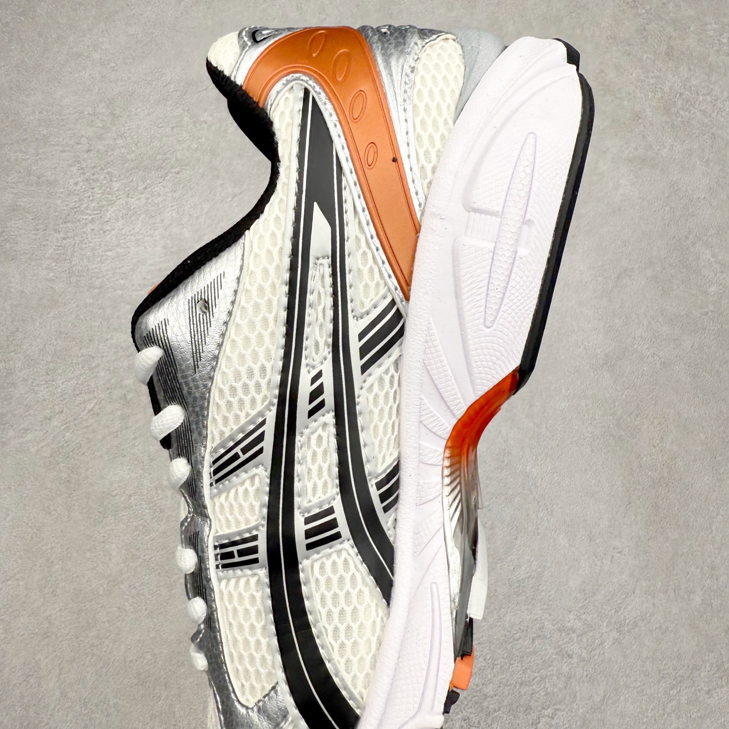 图片[7]-＃特价福利 ASICS GEL-KAYANO 14 亚瑟士K14系列户外复古潮流百搭织物合成革缓震休闲跑步鞋 原装纸板楦头开发 独家私模五层组合大底 原厂定制缓震硅胶加持 原盒原配 官方四联吊牌 原装Ortholite轻量化鞋垫 设计师 Hidenori Yamashita 以「Flash」一词为灵感 创造出未来感金属色鞋面 改造升级内在性能 由内而外全面革新 为 GEL-KAYANO 家族传承及经典跑鞋文化的延续 创下里程碑式作品 K14跑鞋重新诠释了复古的跑步形状 并以其 2000 年代后期的美学理念重新铺装 银色与蓝色的鞋面极为高档 网面铺陈与鞋面、鞋头多处细节位增添了透气性 鞋后跟部中底上以及多密度耐磨鞋底增加了 GEL 缓震胶 提供高抗冲击性、缓冲性、可保护脚部免受地面冲击的影响 穿着舒适性十足 尺码：35.5 36 37 37.5 38 39 39.5 40.5 41.5 42 42.5 43.5 44 45-选品中心