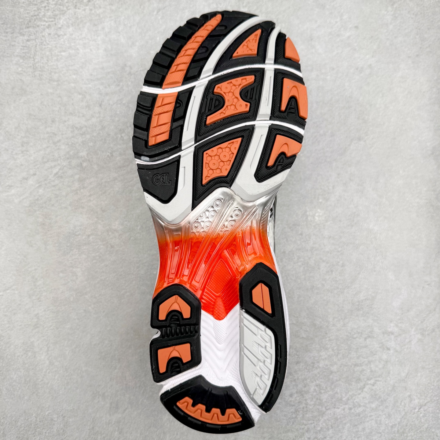 图片[9]-＃特价福利 ASICS GEL-KAYANO 14 亚瑟士K14系列户外复古潮流百搭织物合成革缓震休闲跑步鞋 原装纸板楦头开发 独家私模五层组合大底 原厂定制缓震硅胶加持 原盒原配 官方四联吊牌 原装Ortholite轻量化鞋垫 设计师 Hidenori Yamashita 以「Flash」一词为灵感 创造出未来感金属色鞋面 改造升级内在性能 由内而外全面革新 为 GEL-KAYANO 家族传承及经典跑鞋文化的延续 创下里程碑式作品 K14跑鞋重新诠释了复古的跑步形状 并以其 2000 年代后期的美学理念重新铺装 银色与蓝色的鞋面极为高档 网面铺陈与鞋面、鞋头多处细节位增添了透气性 鞋后跟部中底上以及多密度耐磨鞋底增加了 GEL 缓震胶 提供高抗冲击性、缓冲性、可保护脚部免受地面冲击的影响 穿着舒适性十足 尺码：35.5 36 37 37.5 38 39 39.5 40.5 41.5 42 42.5 43.5 44 45-选品中心