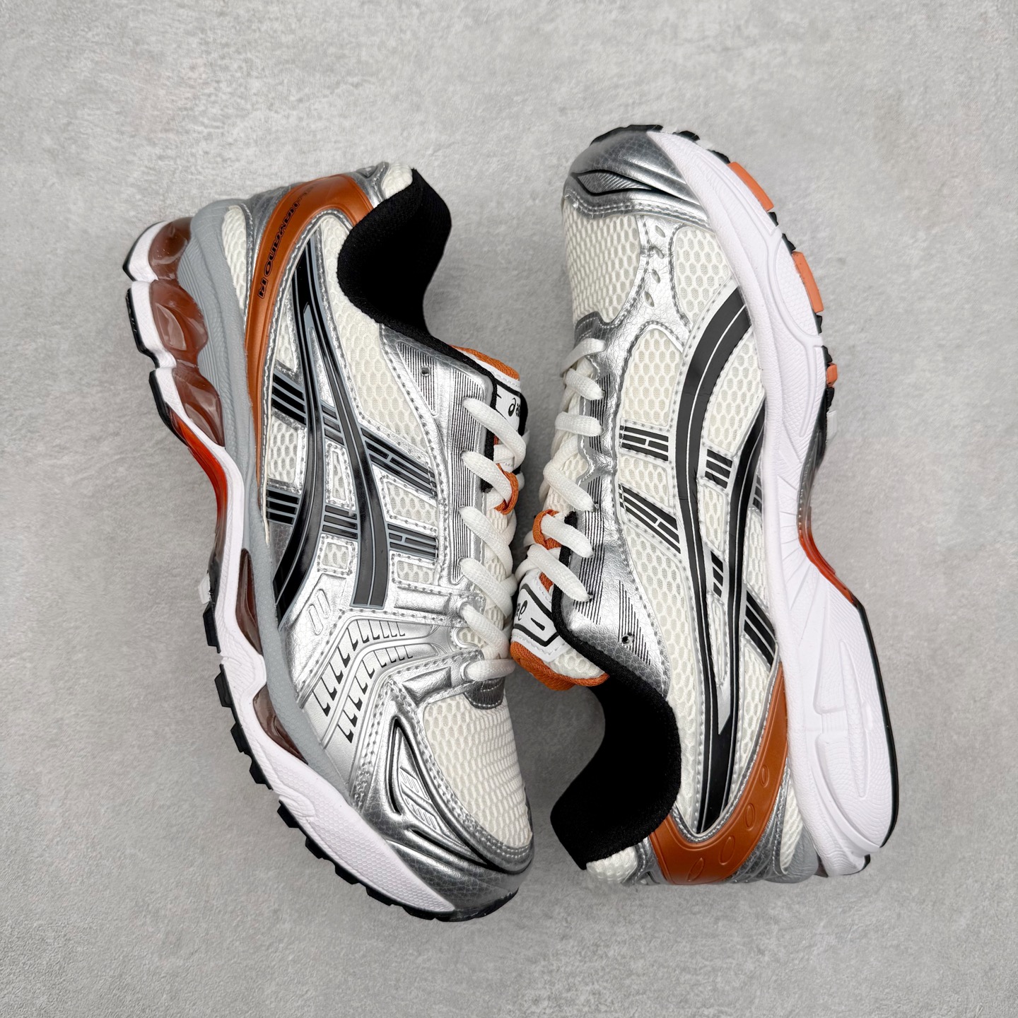 图片[3]-＃特价福利 ASICS GEL-KAYANO 14 亚瑟士K14系列户外复古潮流百搭织物合成革缓震休闲跑步鞋 原装纸板楦头开发 独家私模五层组合大底 原厂定制缓震硅胶加持 原盒原配 官方四联吊牌 原装Ortholite轻量化鞋垫 设计师 Hidenori Yamashita 以「Flash」一词为灵感 创造出未来感金属色鞋面 改造升级内在性能 由内而外全面革新 为 GEL-KAYANO 家族传承及经典跑鞋文化的延续 创下里程碑式作品 K14跑鞋重新诠释了复古的跑步形状 并以其 2000 年代后期的美学理念重新铺装 银色与蓝色的鞋面极为高档 网面铺陈与鞋面、鞋头多处细节位增添了透气性 鞋后跟部中底上以及多密度耐磨鞋底增加了 GEL 缓震胶 提供高抗冲击性、缓冲性、可保护脚部免受地面冲击的影响 穿着舒适性十足 尺码：35.5 36 37 37.5 38 39 39.5 40.5 41.5 42 42.5 43.5 44 45-选品中心