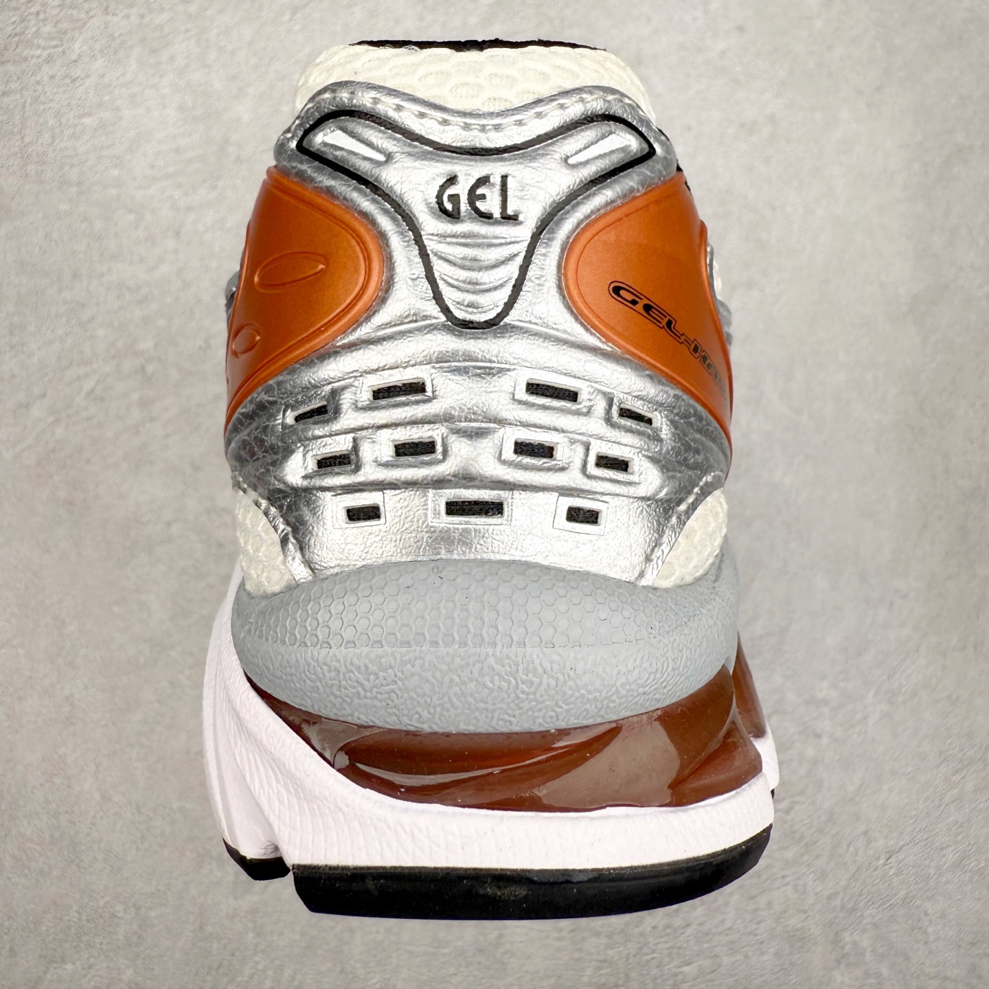 图片[8]-＃特价福利 ASICS GEL-KAYANO 14 亚瑟士K14系列户外复古潮流百搭织物合成革缓震休闲跑步鞋 原装纸板楦头开发 独家私模五层组合大底 原厂定制缓震硅胶加持 原盒原配 官方四联吊牌 原装Ortholite轻量化鞋垫 设计师 Hidenori Yamashita 以「Flash」一词为灵感 创造出未来感金属色鞋面 改造升级内在性能 由内而外全面革新 为 GEL-KAYANO 家族传承及经典跑鞋文化的延续 创下里程碑式作品 K14跑鞋重新诠释了复古的跑步形状 并以其 2000 年代后期的美学理念重新铺装 银色与蓝色的鞋面极为高档 网面铺陈与鞋面、鞋头多处细节位增添了透气性 鞋后跟部中底上以及多密度耐磨鞋底增加了 GEL 缓震胶 提供高抗冲击性、缓冲性、可保护脚部免受地面冲击的影响 穿着舒适性十足 尺码：35.5 36 37 37.5 38 39 39.5 40.5 41.5 42 42.5 43.5 44 45-选品中心