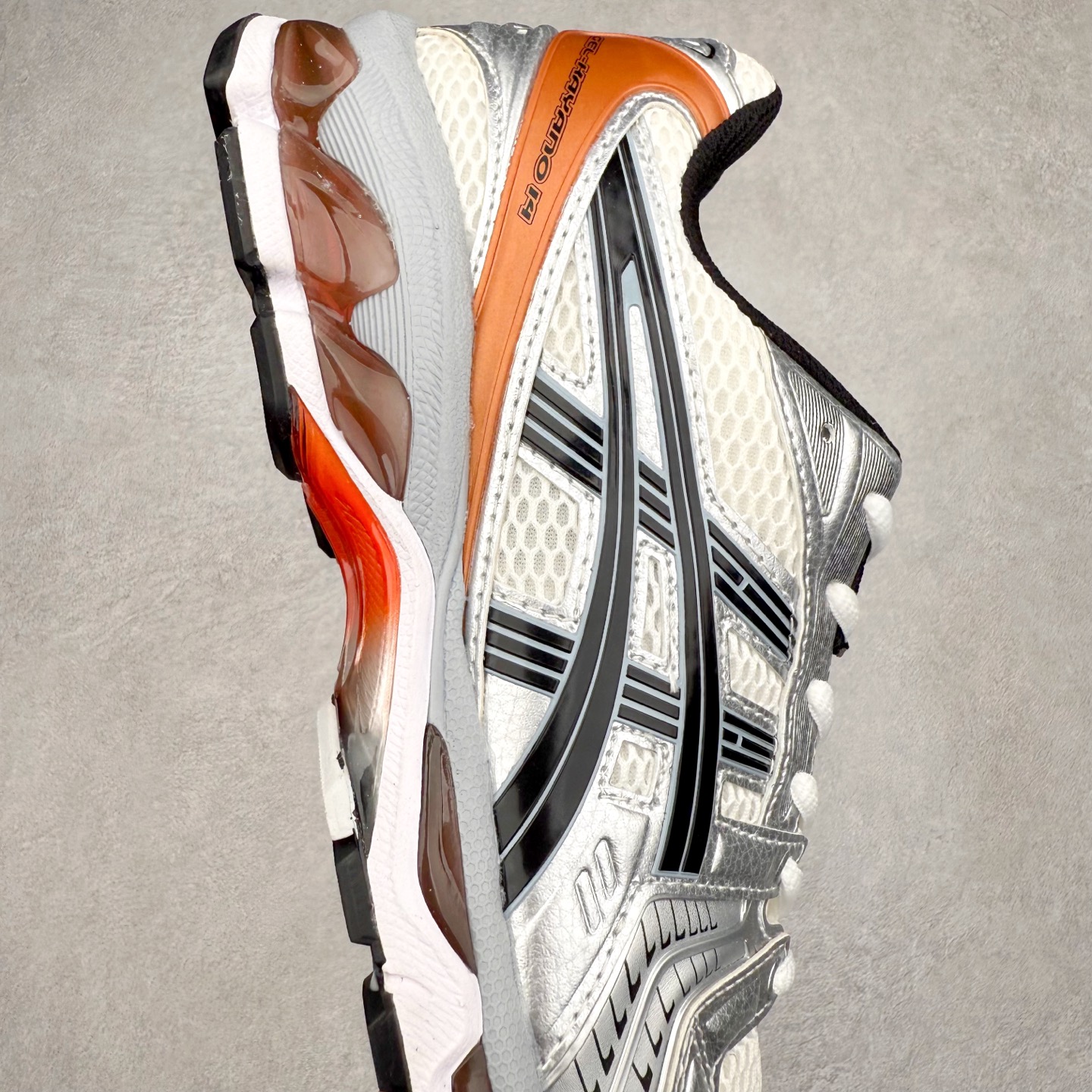 图片[6]-＃特价福利 ASICS GEL-KAYANO 14 亚瑟士K14系列户外复古潮流百搭织物合成革缓震休闲跑步鞋 原装纸板楦头开发 独家私模五层组合大底 原厂定制缓震硅胶加持 原盒原配 官方四联吊牌 原装Ortholite轻量化鞋垫 设计师 Hidenori Yamashita 以「Flash」一词为灵感 创造出未来感金属色鞋面 改造升级内在性能 由内而外全面革新 为 GEL-KAYANO 家族传承及经典跑鞋文化的延续 创下里程碑式作品 K14跑鞋重新诠释了复古的跑步形状 并以其 2000 年代后期的美学理念重新铺装 银色与蓝色的鞋面极为高档 网面铺陈与鞋面、鞋头多处细节位增添了透气性 鞋后跟部中底上以及多密度耐磨鞋底增加了 GEL 缓震胶 提供高抗冲击性、缓冲性、可保护脚部免受地面冲击的影响 穿着舒适性十足 尺码：35.5 36 37 37.5 38 39 39.5 40.5 41.5 42 42.5 43.5 44 45-选品中心